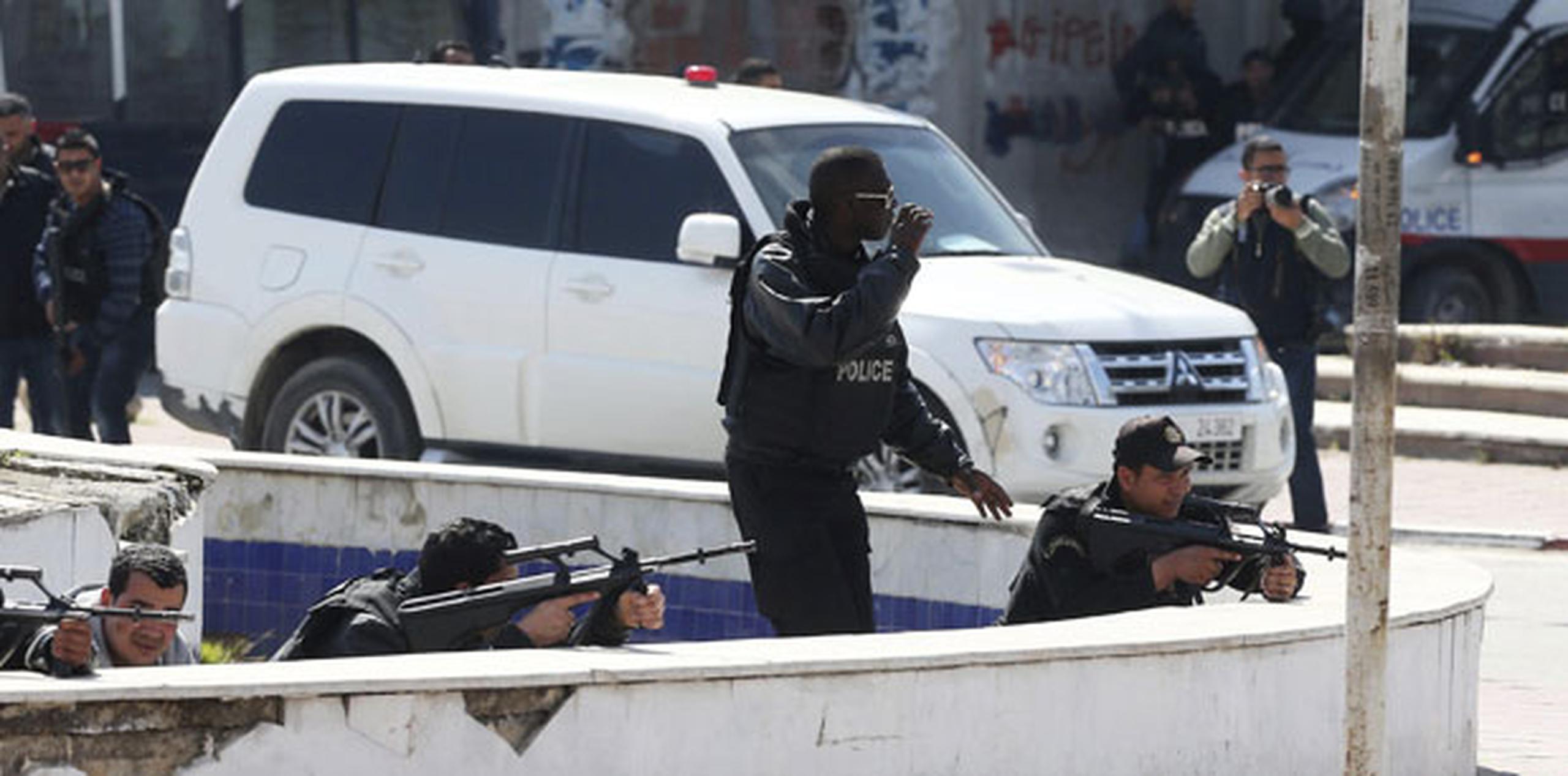 Decenas de agentes de las fuerzas de Seguridad se han trasladado hasta la zona. (EFE/Mohamed Messara)
