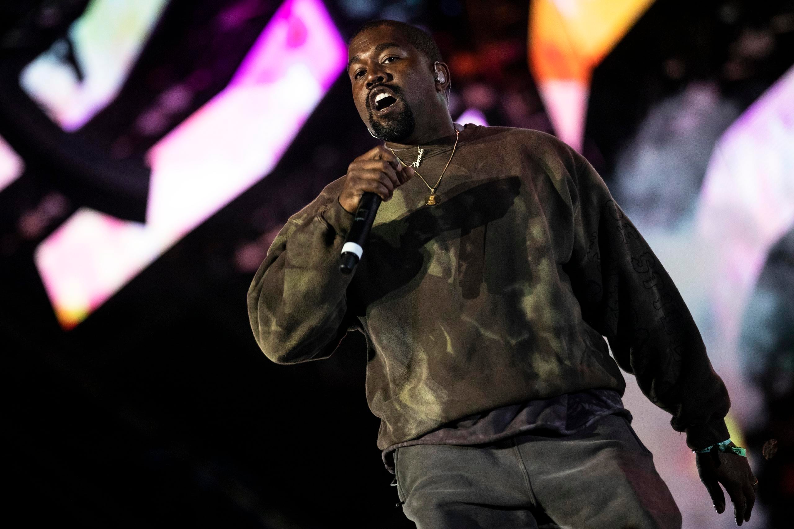 Kanye West ya había estado esta semana en el centro de la polémica por lucir durante un desfile de moda en París una camiseta con el mensaje “White Lives Matter”.