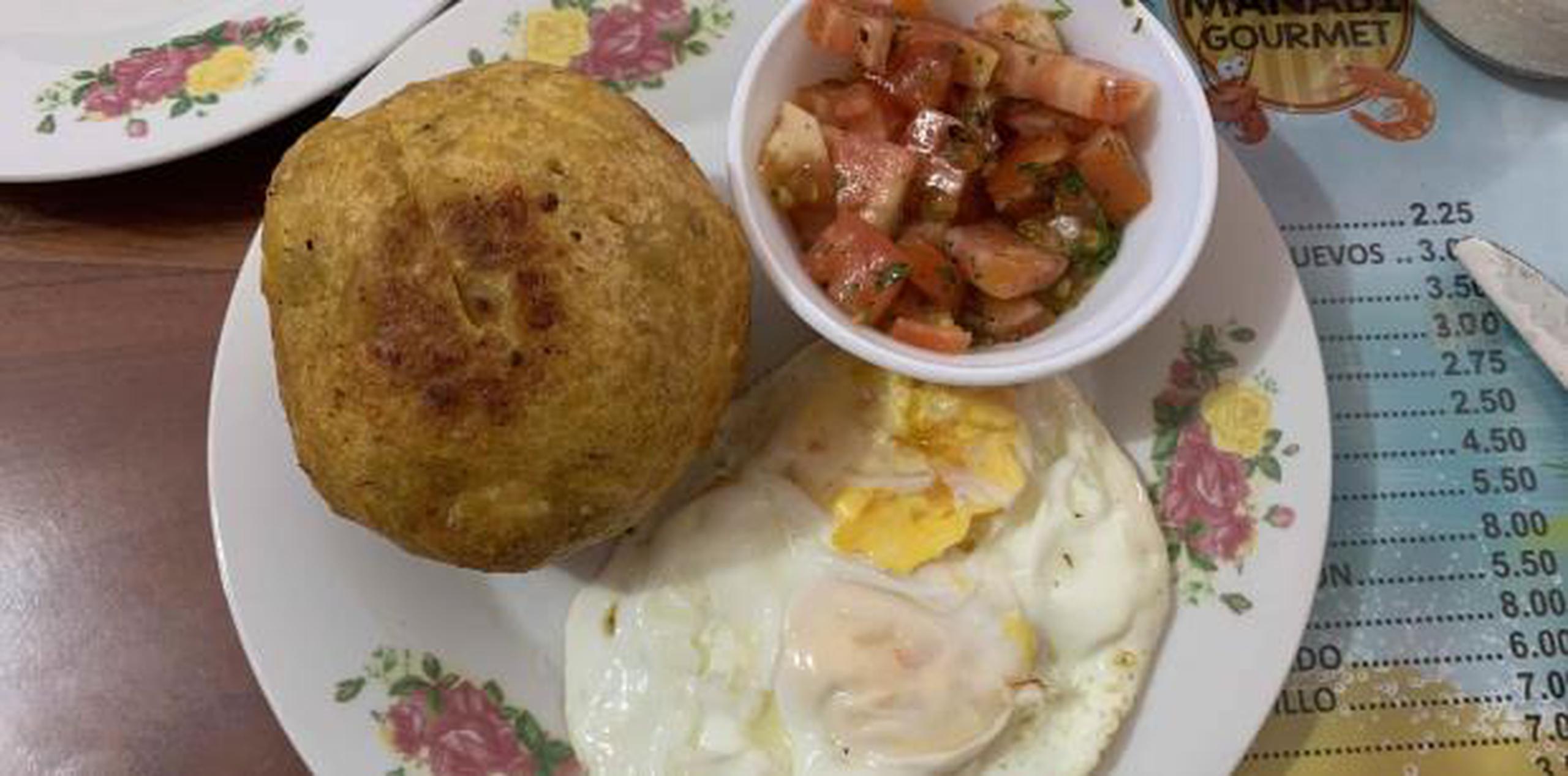En la foto, el desayuno típico costero con el rico bolón, huevo y tomates picados.  (anaenid.lopez@gfrmedia.com)