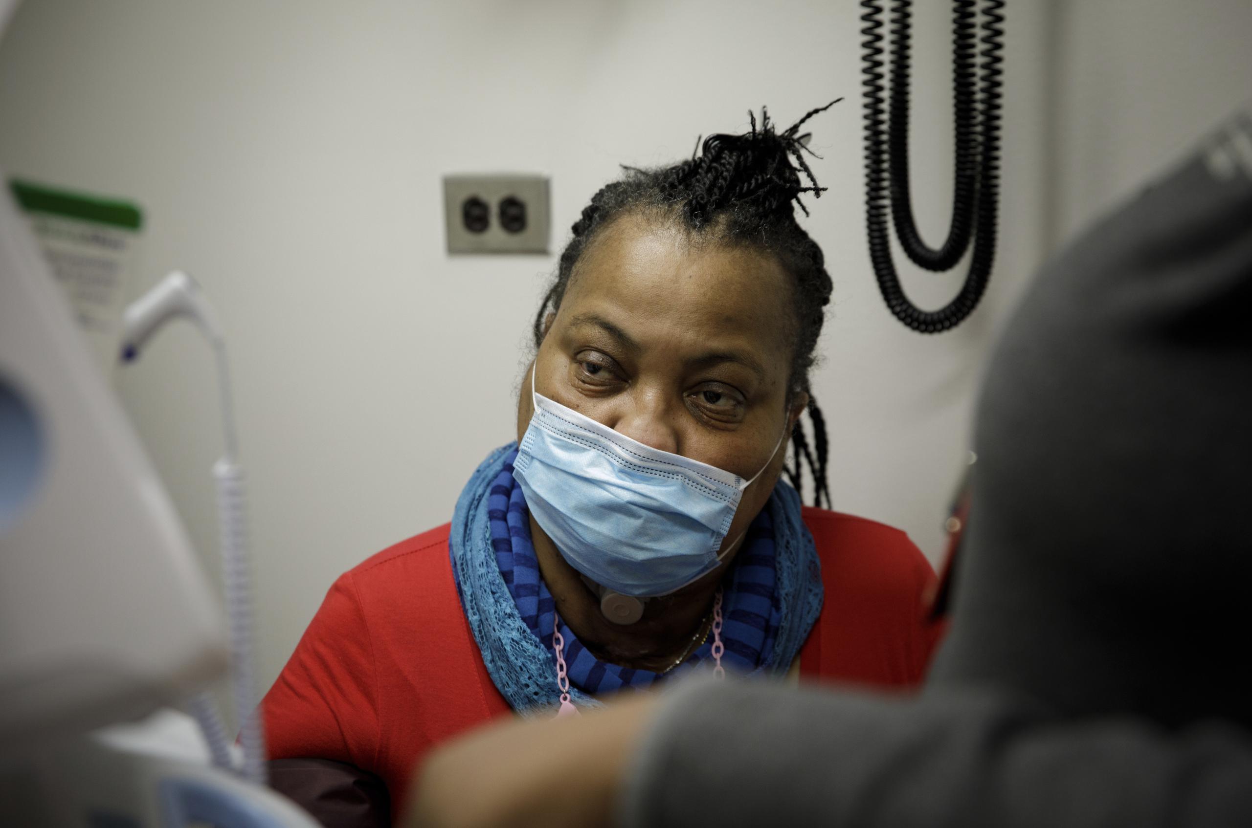 Sonia Sein, receptora de un trasplante de traquea, durante un examen médico en el Hospital Mt. Sinai en Nueva York el 22 de marzo del 2021.