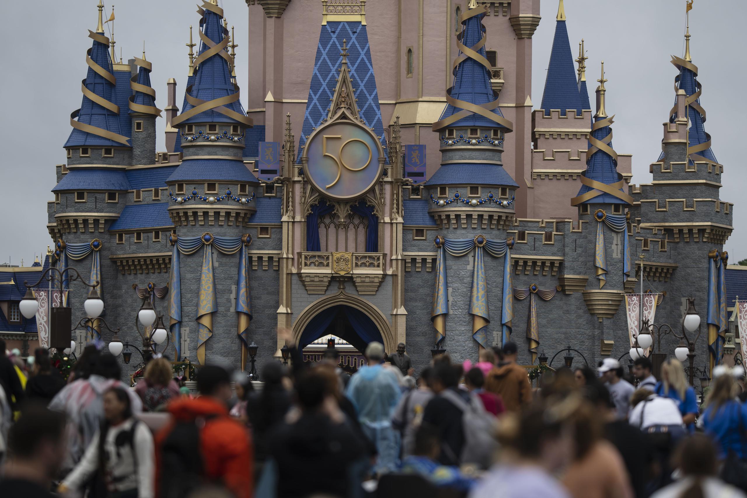La lucha comenzó el año pasado después de que Disney se opusiera públicamente a una ley estatal que prohíbe las lecciones en clase sobre orientación sexual e identidad de género en los primeros cursos, una política que los detractores llaman “No digas gay”.