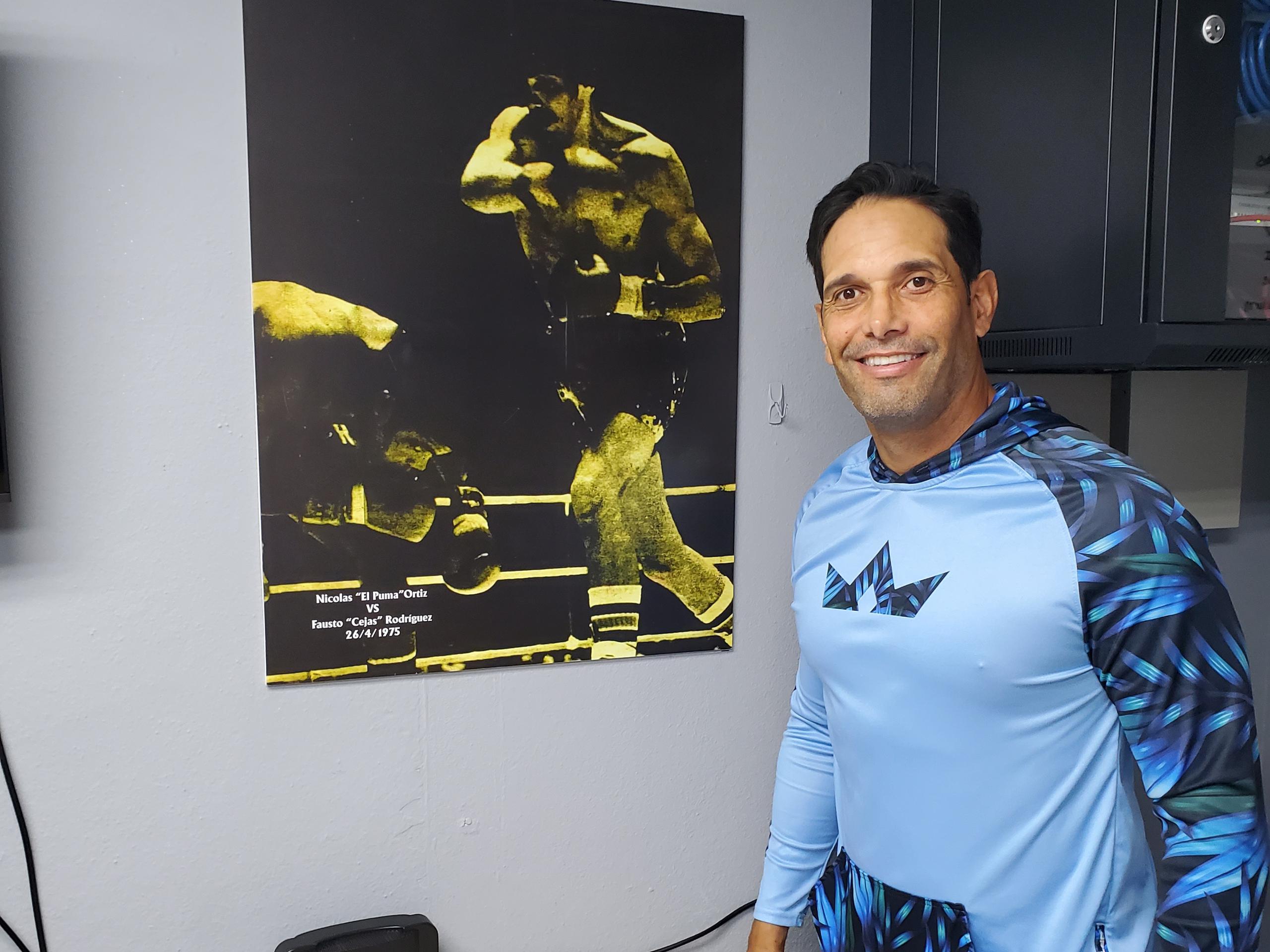 Nick Ortiz en su oficina en el camerino cangrejero junto a la foto de su padre, el ex boxeador olímpico y profesional, Nicolás 'El Puma' Ortiz.