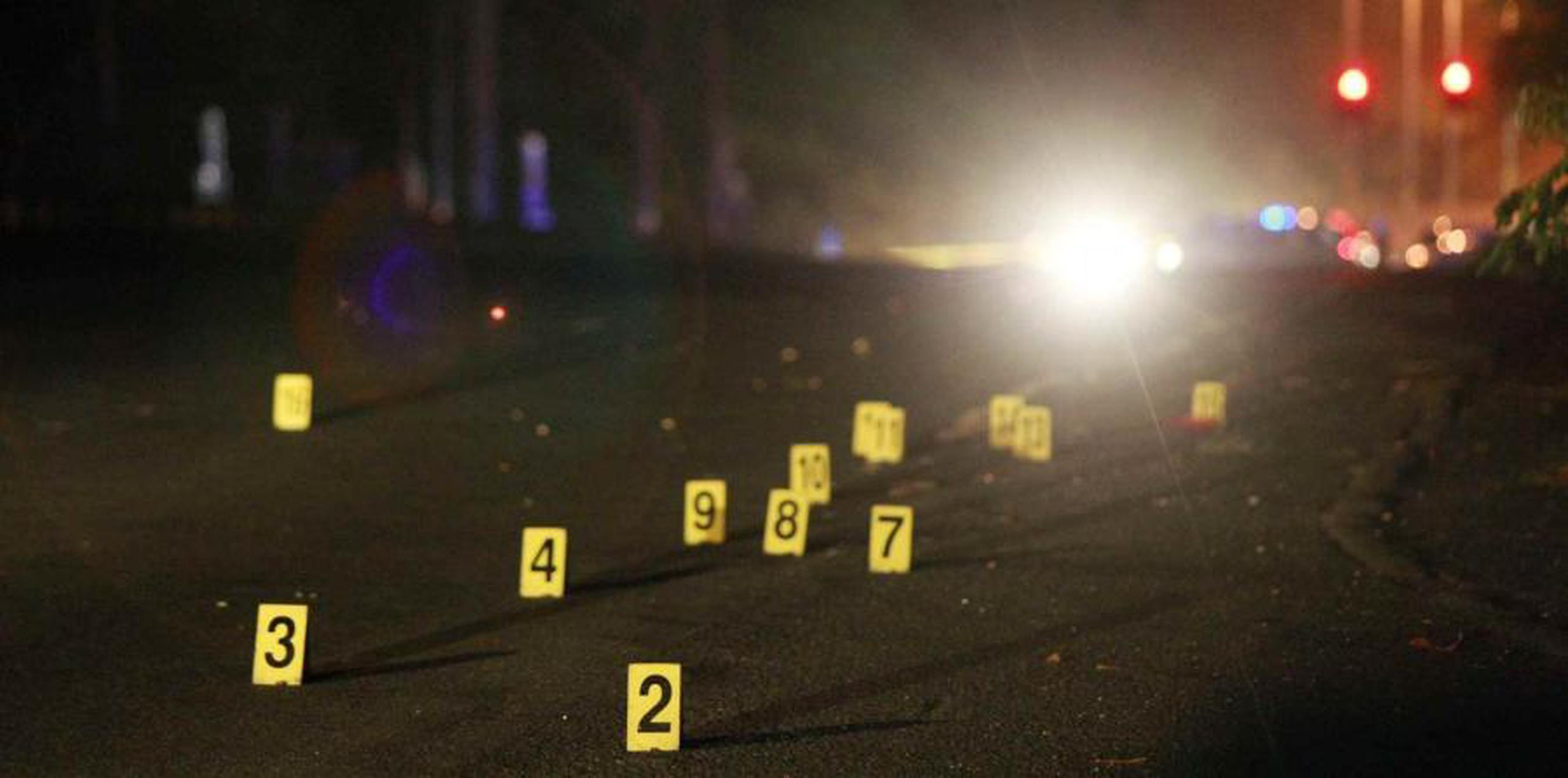 Cerca del cadáver, la Policía ocupó varios casquillos calibre .45 y 9 milímetros.(GFR Media)