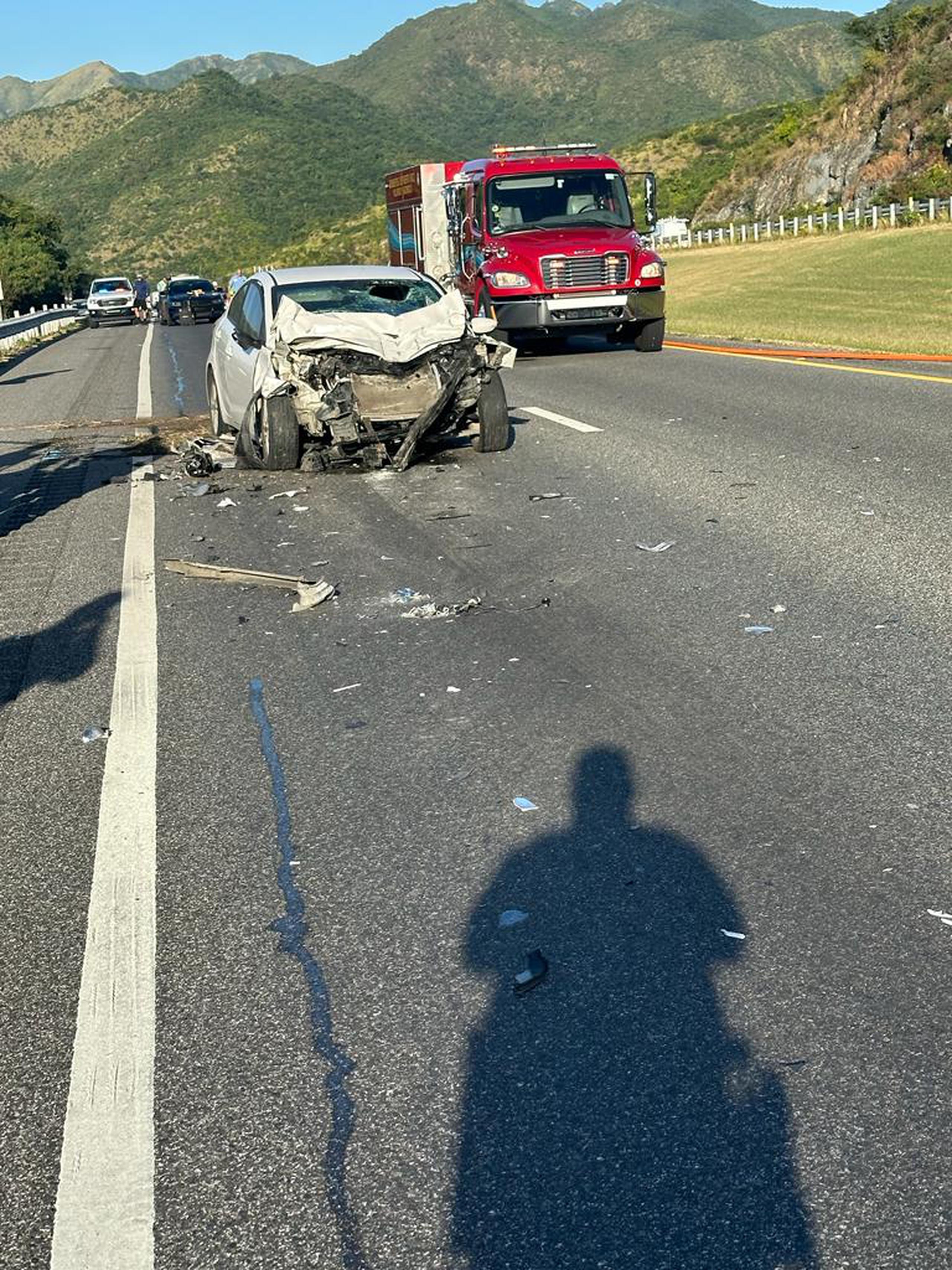 Un conductor falleció tras chocar con un camión en el kilómetro 55.1 de la autopista Luis A. Ferré, en Salinas.
