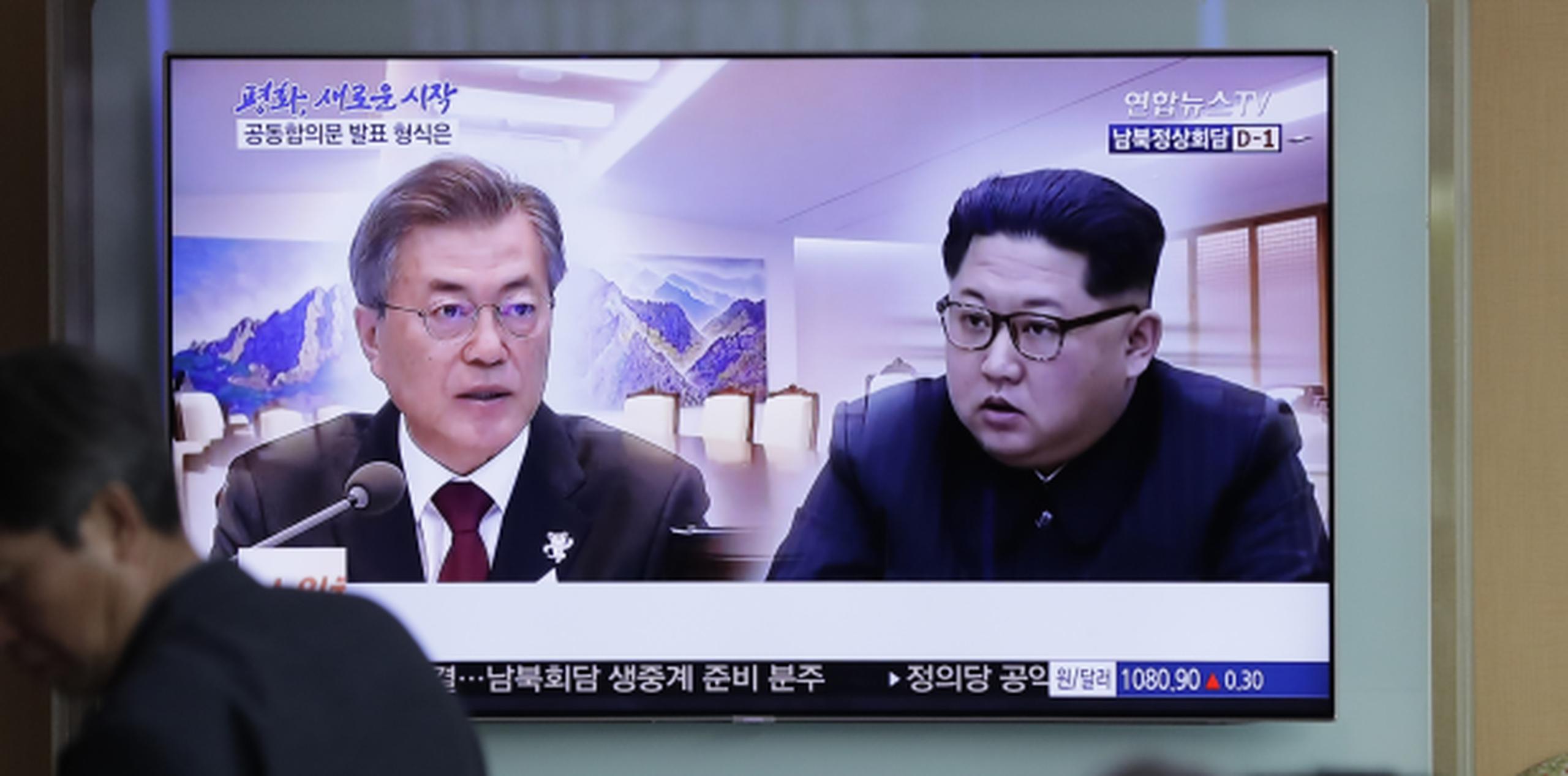 Moon (izquierda) recibirá a Kim cuando el líder cruce las losas que concreto que forman la línea de demarcación militar entre las dos naciones rivales el viernes por la mañana. (AP)