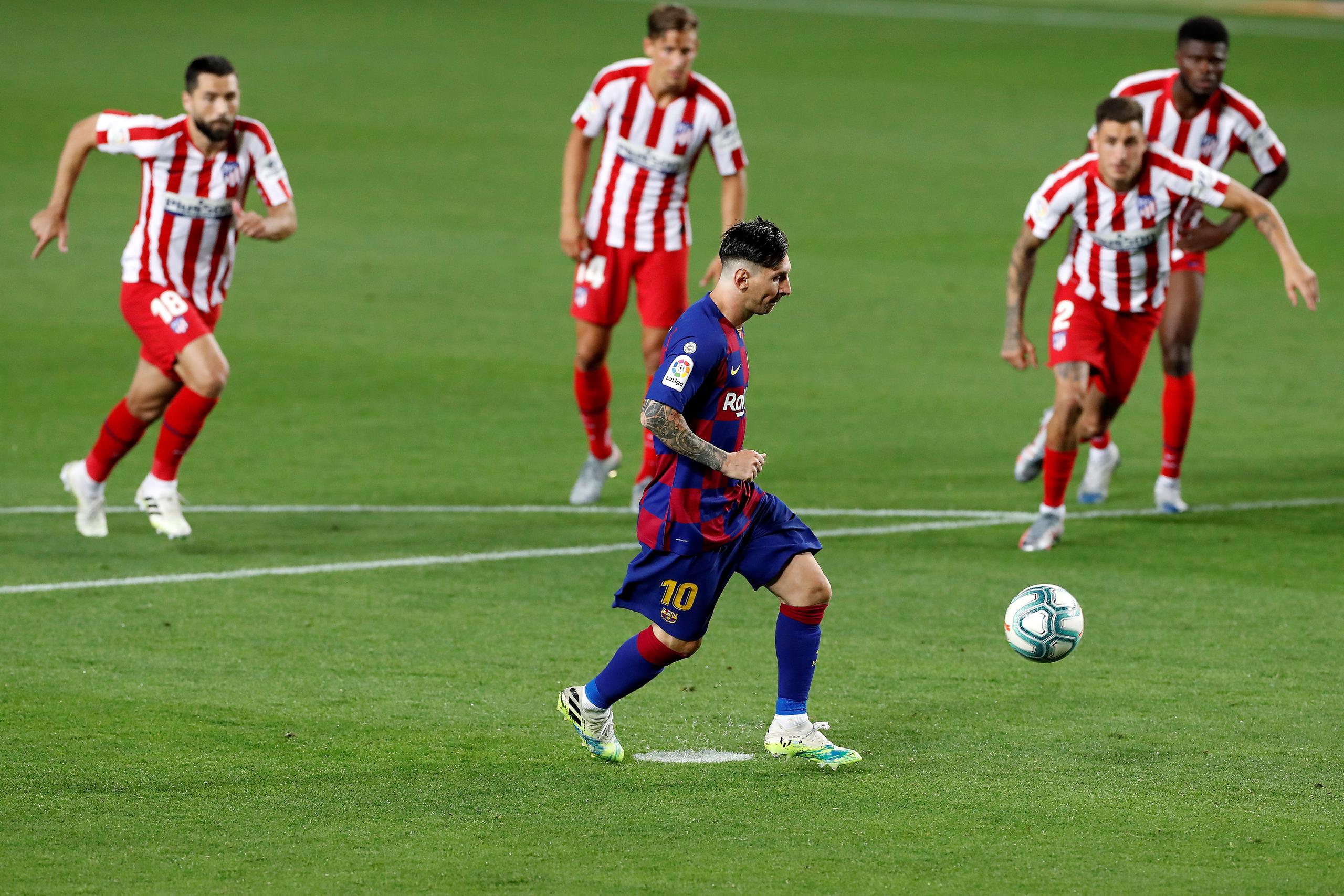El delantero del FC Barcelona, Leo Messi, lanza el penalti que le dio el gol 700 con la camiseta del club español y de la selección argentina.