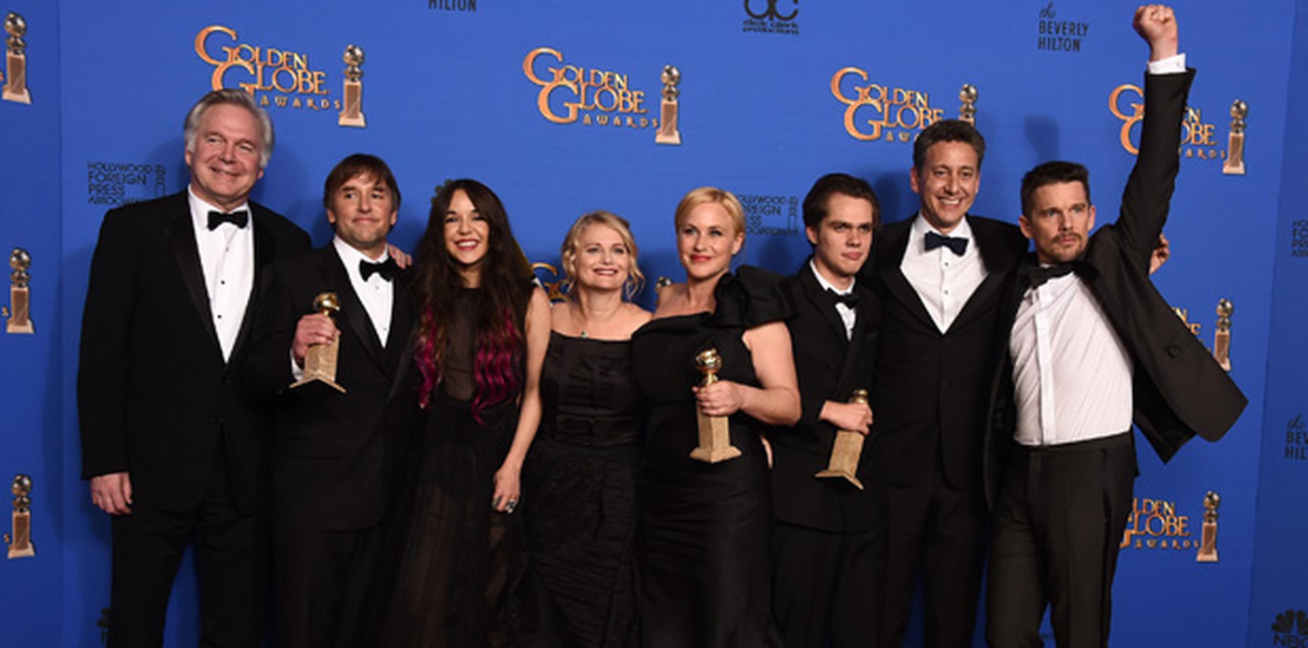Parte del elenco y equipo de producción de "Boyhood" celebra la victoria del filme en los Globos de Oro, donde obtuvo los premios al mejor drama, mejor actriz secundaria, para Patricia Arquette, y mejor director, para Richard Linklater. (AP)