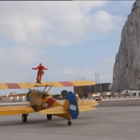 Tom Lackey sobrevuela Gibraltar atado a un avión