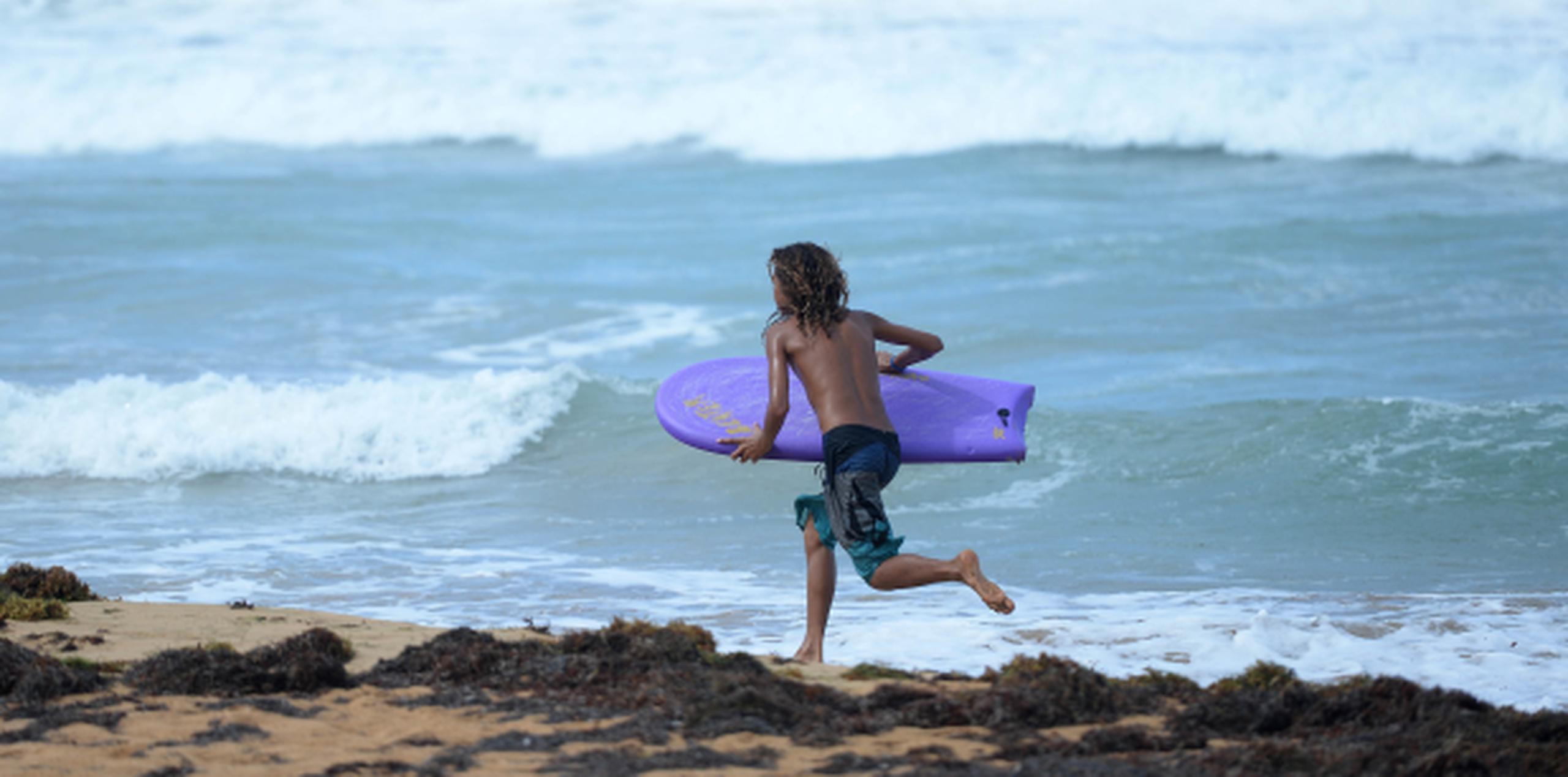 Decenas de surfistas llegaron desde lugares como Patillas y San Juan a la playa La Pared, en Luquillo,  para disfrutar de las olas que creaba la cercanía de Erika.(ANA.ABRUNA@GFRMEDIA.COM)