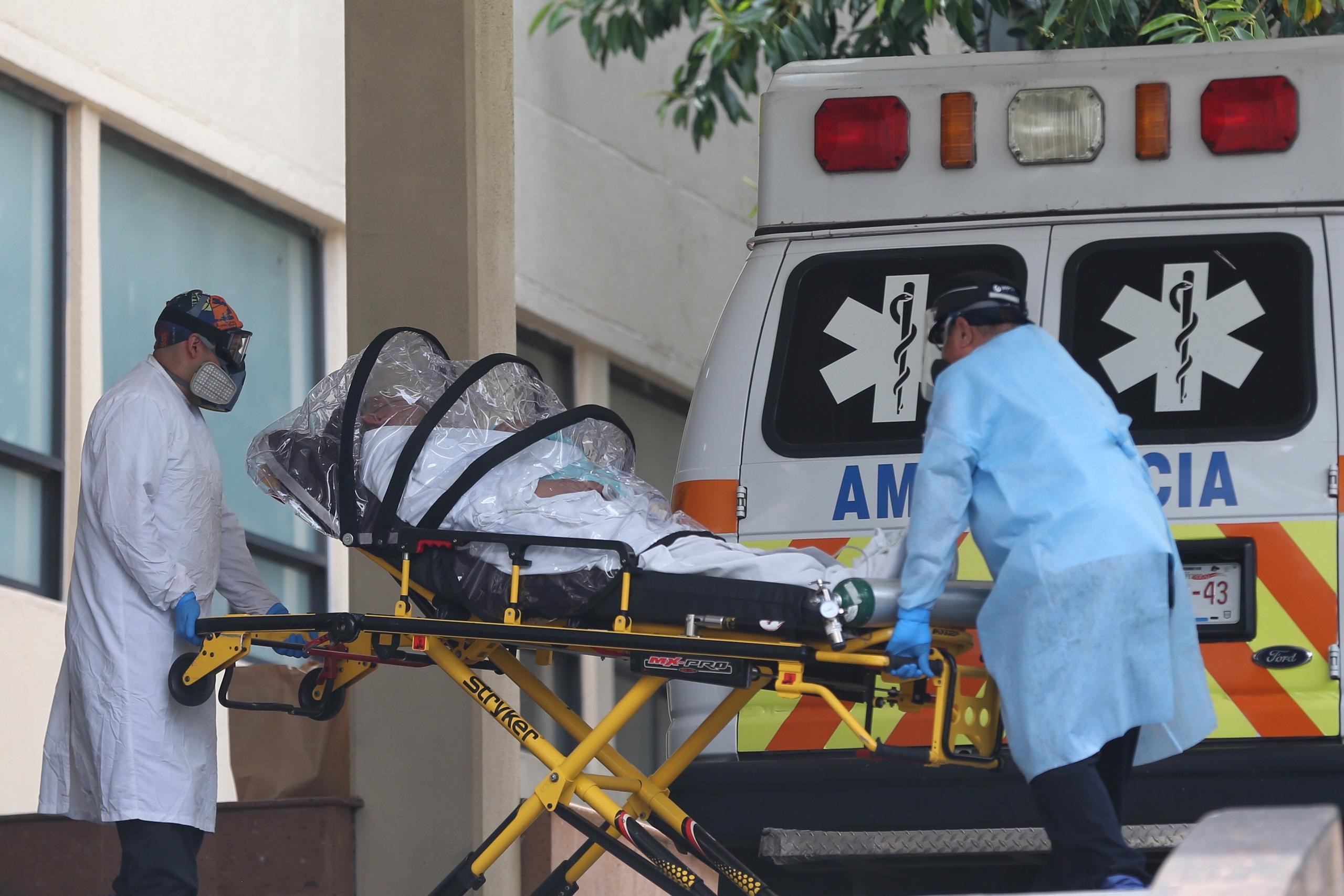 Trabajadores de salud trasladan a una persona contagiada por la covid-19, el 29 de julio de 2021, en la zona de emergencias del Hospital General en la Ciudad de México (México). EFE/ Sáshenka Gutiérrez
