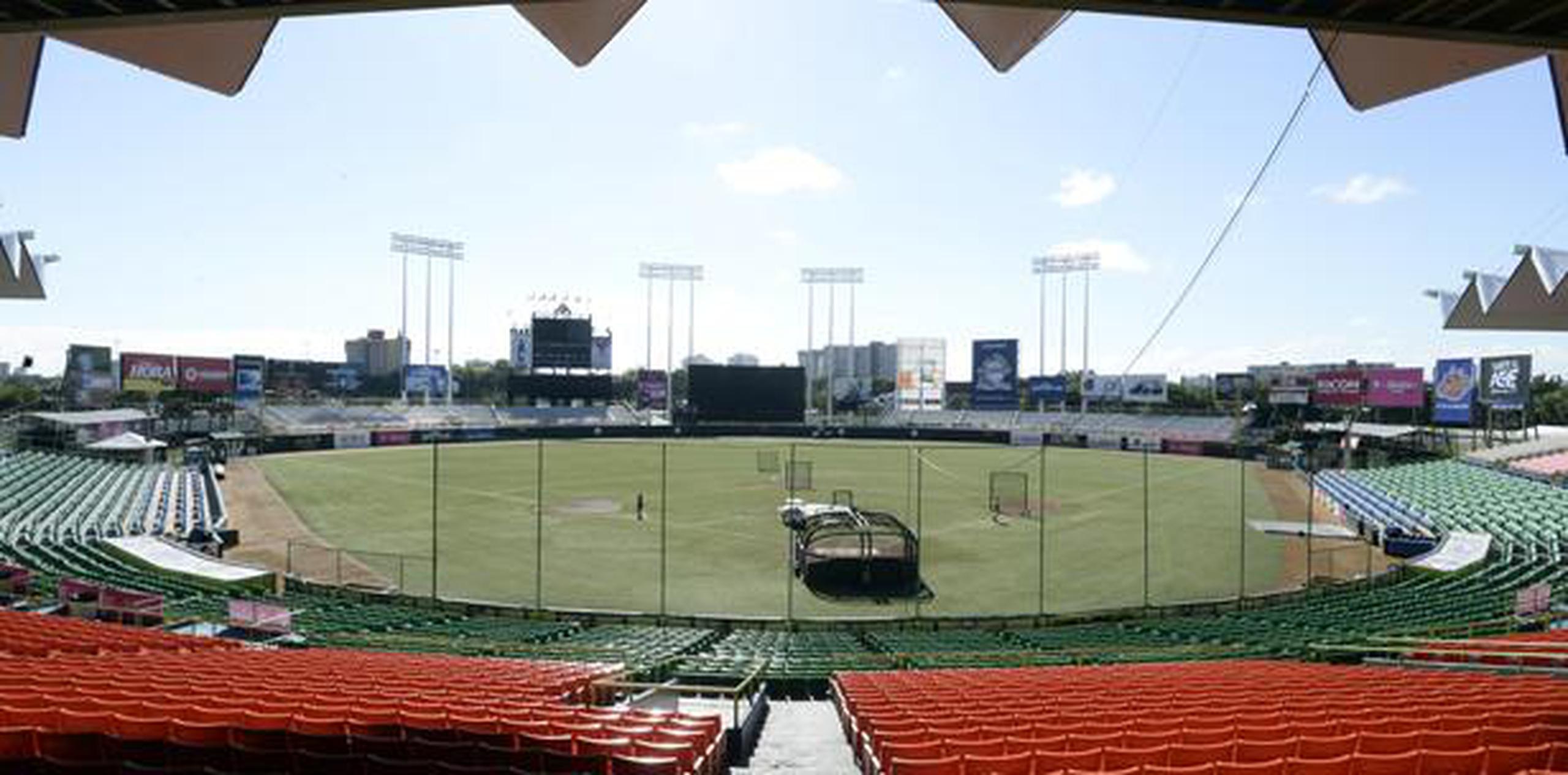 Las labores, que iniciarán el miércoles, consistirán en reemplazar la grama artificial por otra nueva y avalada por Major League Baseball (MLB). (Archivo)