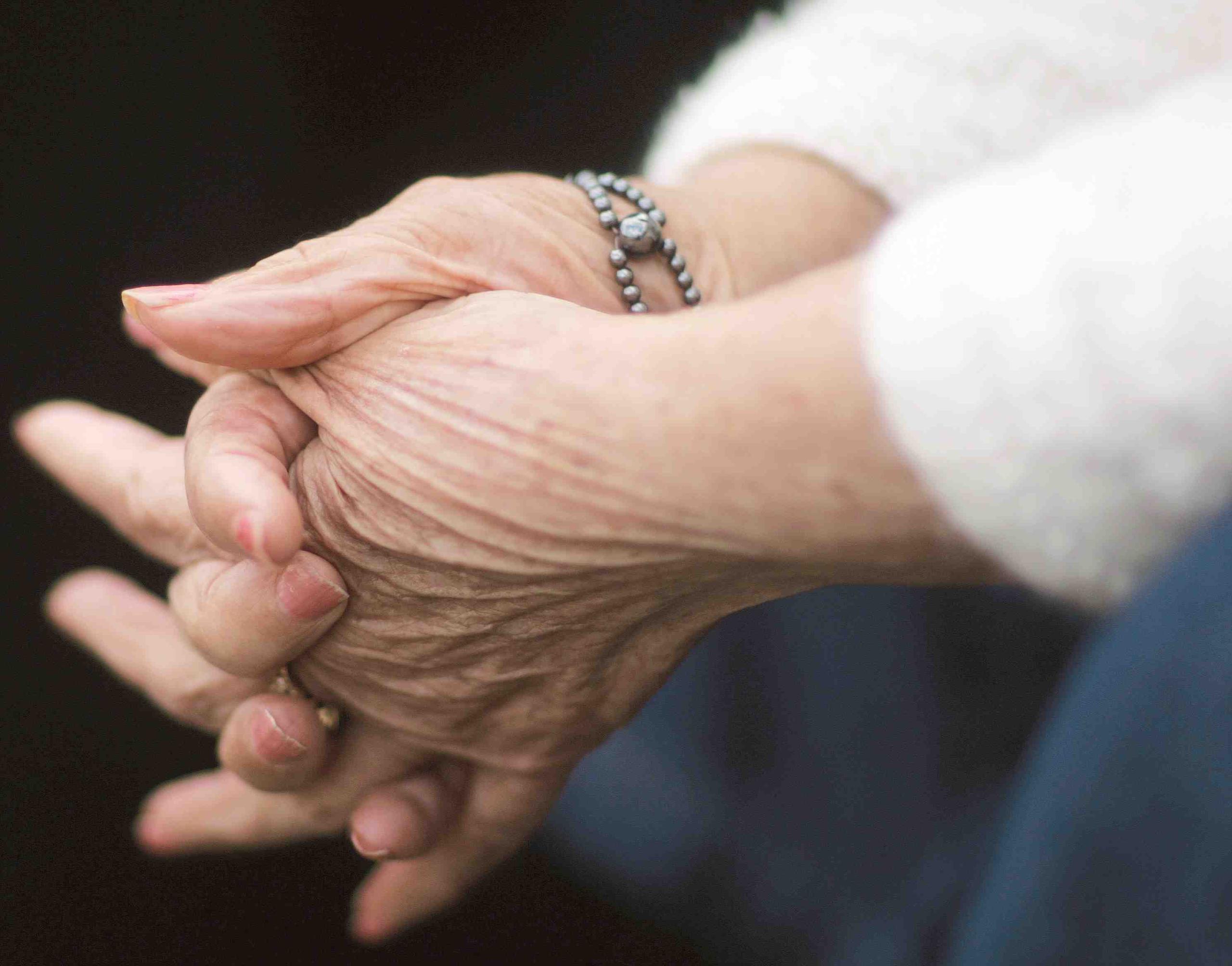 La enfermedad de Alzheimer afecta usualmente a ancianos y la cifra está creciendo conforme la población envejece.