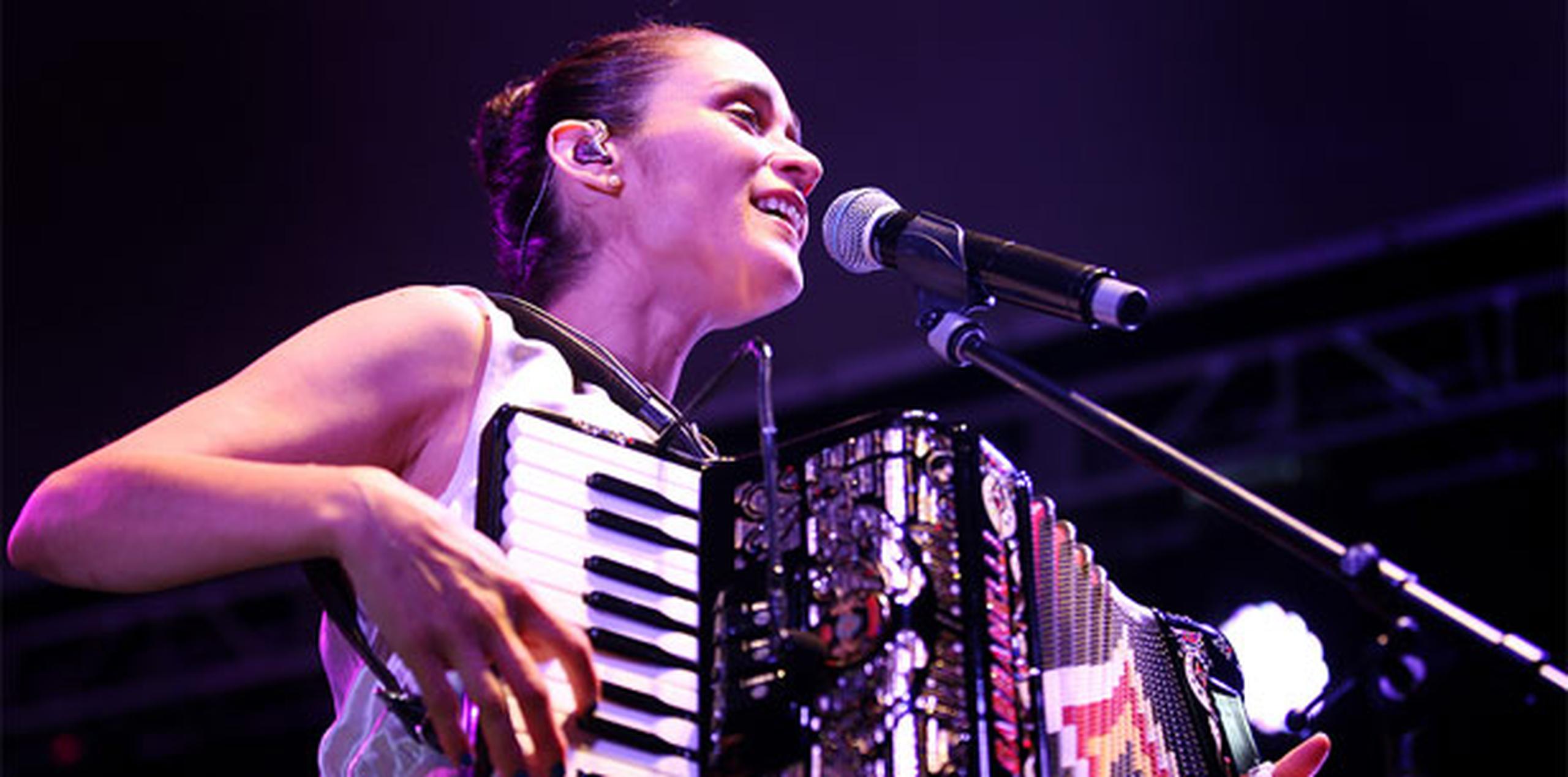 La cantautora mexicana Julieta Venegas hace un homenaje a la vida en su nuevo álbum “Algo sucede”. (Archivo)