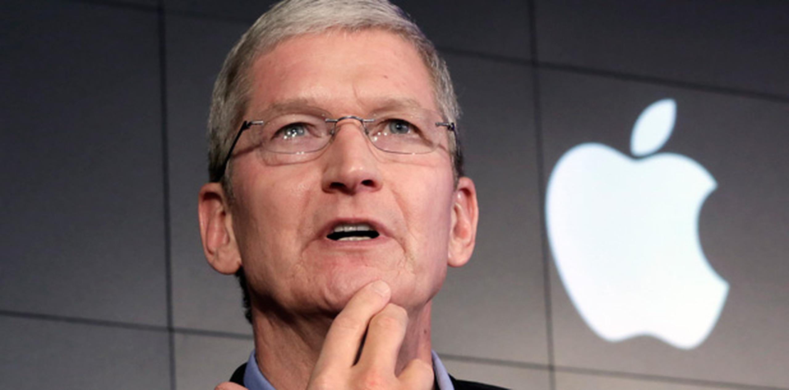 En un comunicado emitido por su director ejecutivo, Tim Cook, Apple afirma que la orden emitida por el FBI, que investiga el atentado, tendría "graves consecuencias para la seguridad" de los usuarios de la marca tecnológica. (AP)