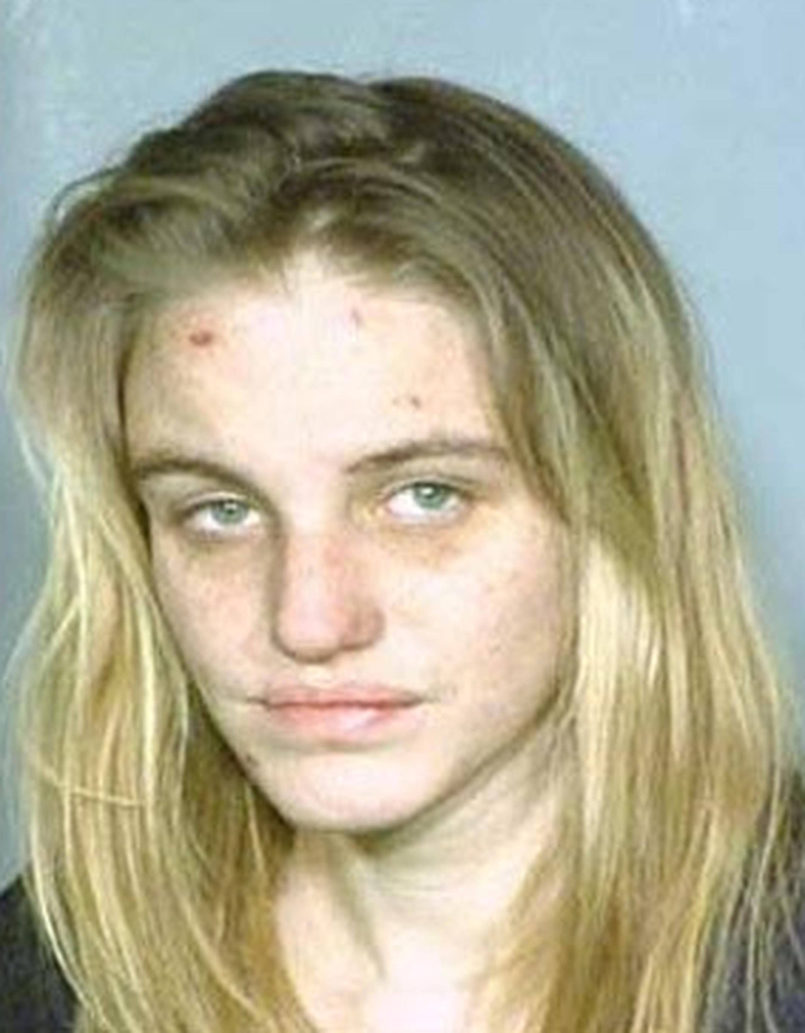Kara Vandereyk, de 23 años, fue encontrada desnuda en el patio de su casa en Las Vegas.