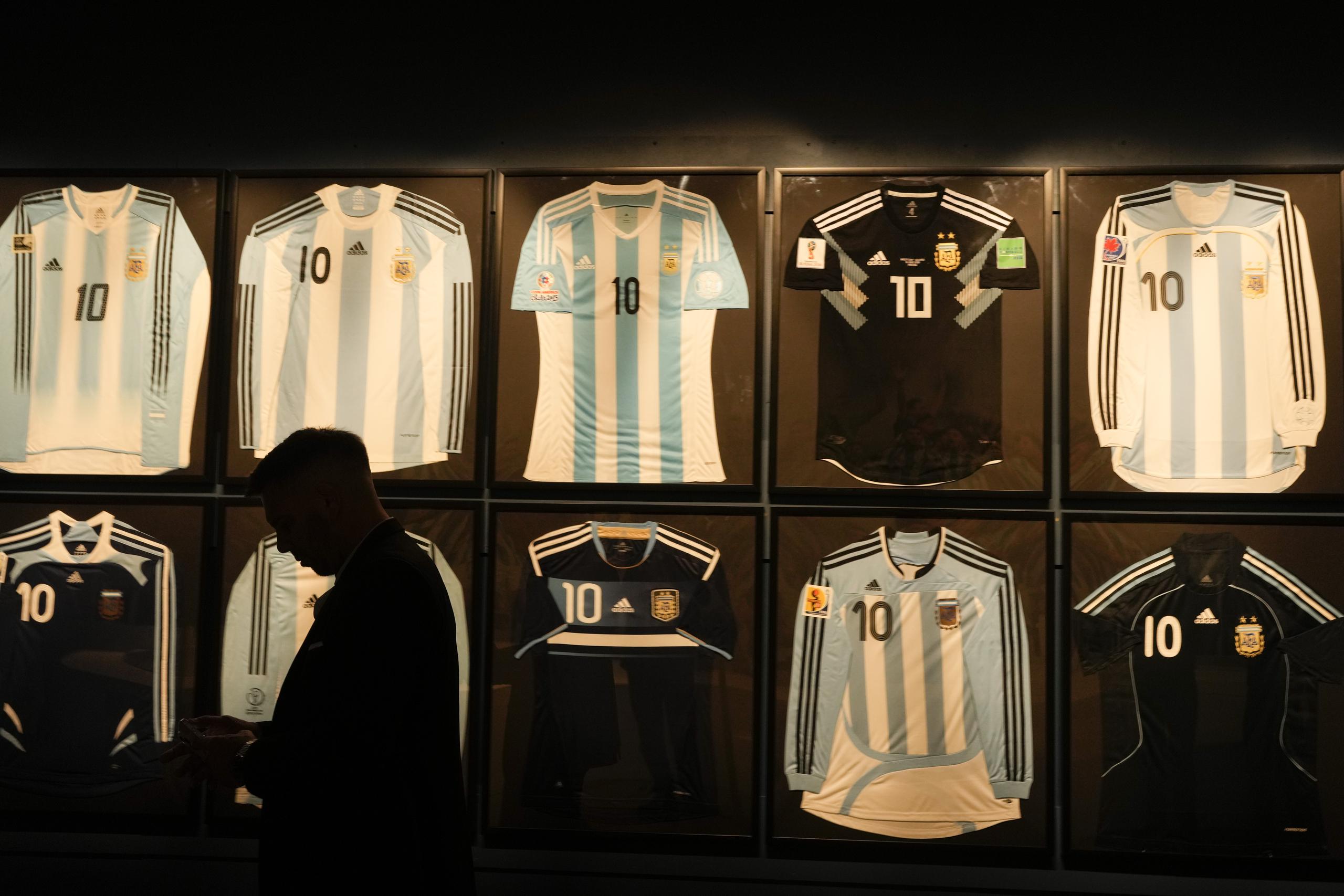 Una colección de camisetas con el número 10 de la selección de Argentina aparecen colgadas en la exhibición "Campeones del Mundo", el miércoles 5 de abril de 2023, en Buenos Aires. La primera exhibición oficial dedicada a los tres títulos mundiales conquistados por Argentina en 1978, 1986 y 2022 ha sido inaugurada en Buenos Aires. (AP Foto/Natacha Pisarenko)
