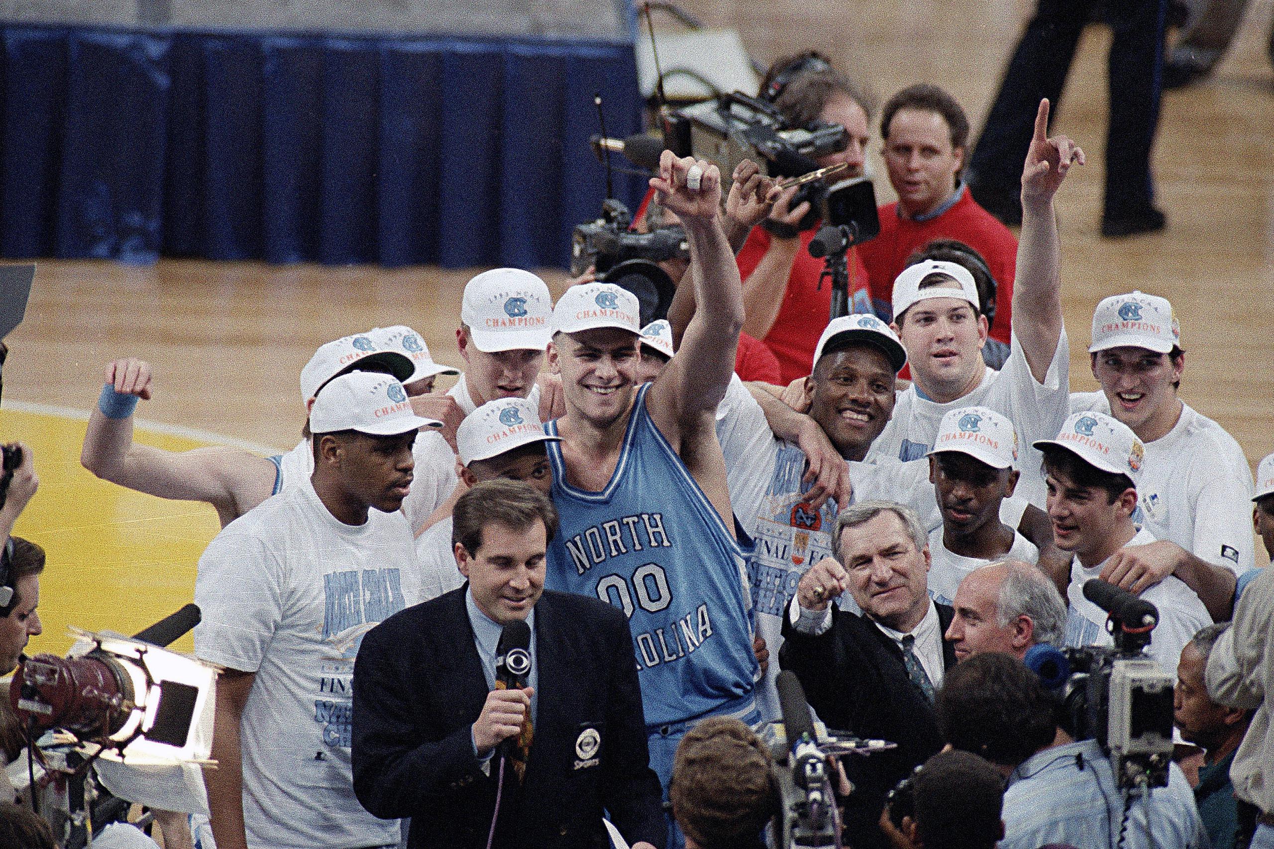 En esta foto de archivo del 5 de abril de 1993, Eric Montross (00), de North Carolina, alza el brazo mientras celebra la victoria contra Michigan en el juego de campeonato de la NCAA, en Nueva Orleans.