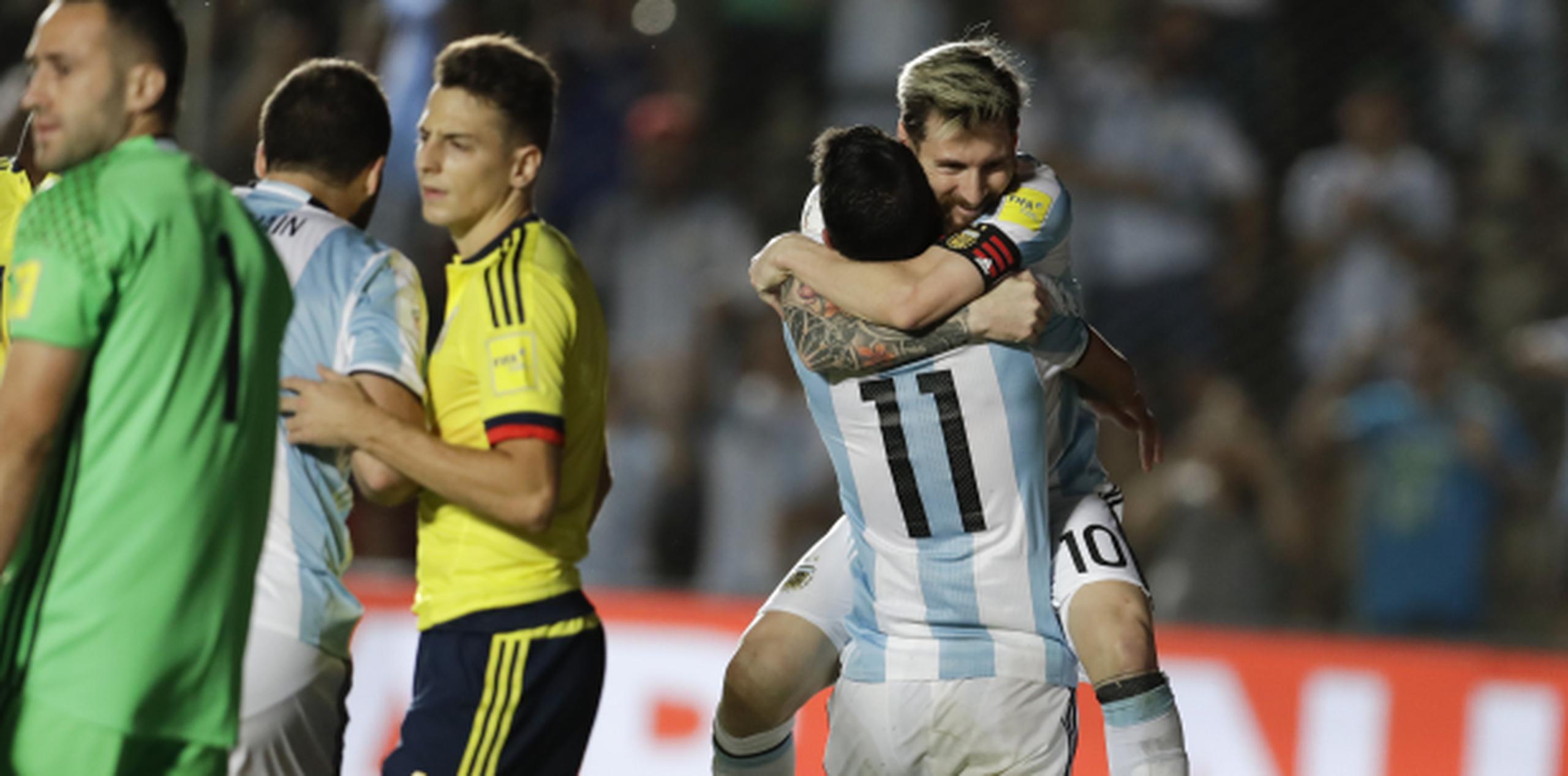 Messi y Ángel di María celebran uno de los goles contra Colombia. (Prensa Asociada)