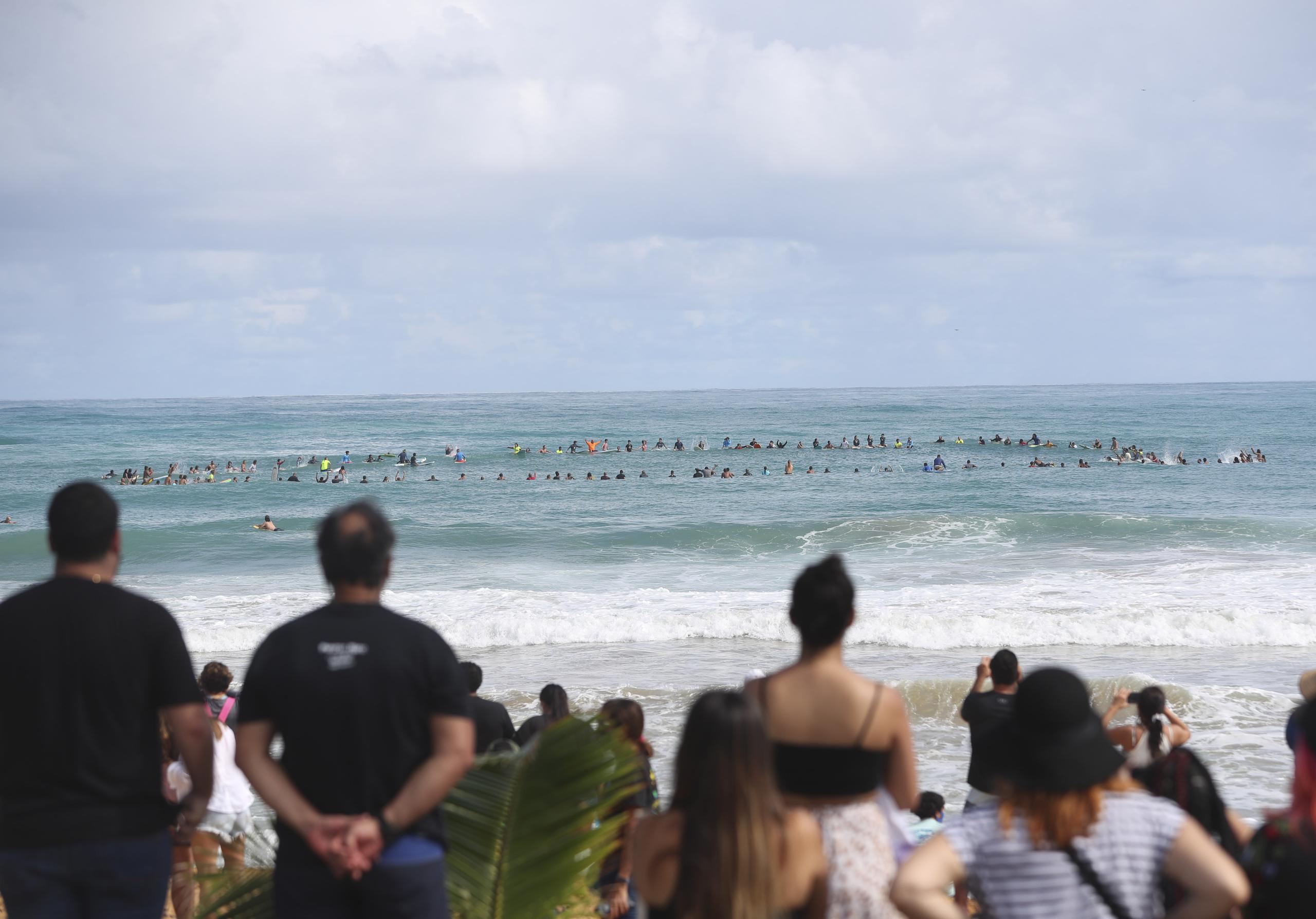 Más de un centenar de personas le dijeron adiós a Brian Ramos como se despiden a los grandes del surfing, con una remada o "paddle out".
