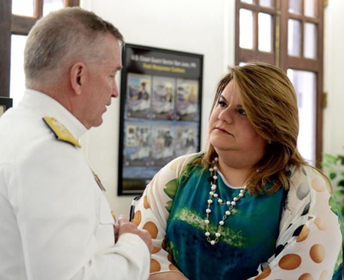 El contralmirante Peter J. Brown dialoga con la comisionada residente Jenniffer González Colón.