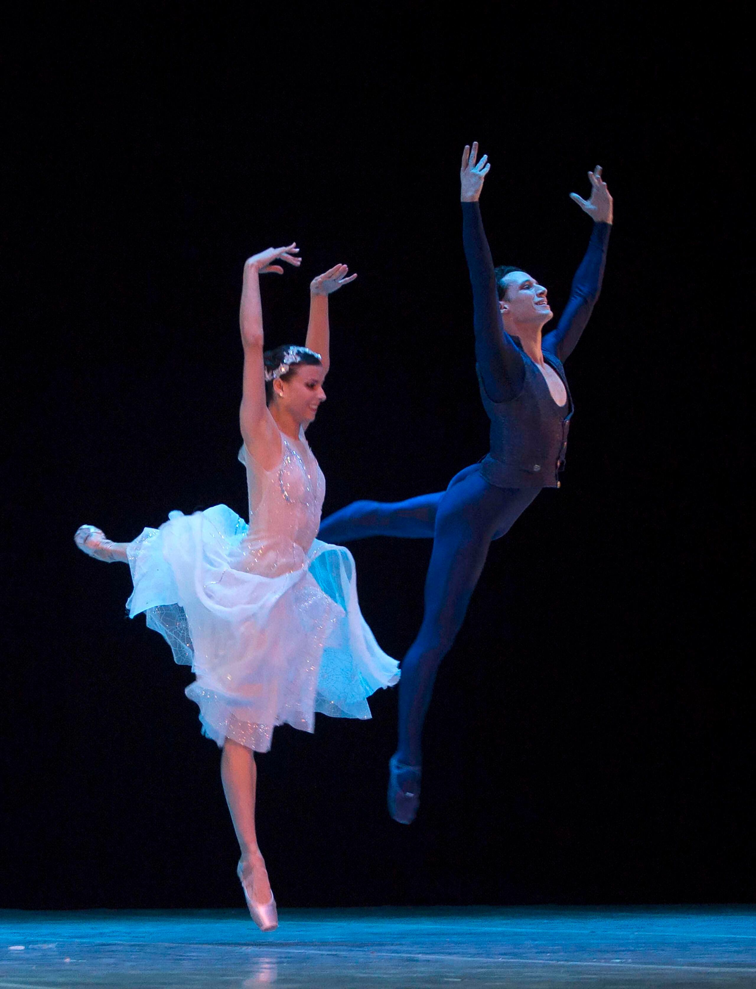 Yanela Piñera (izquierda) y Camilo Ramos, actualmente en el Queensland Ballet de Australia, actúan en La Habana, Cuba