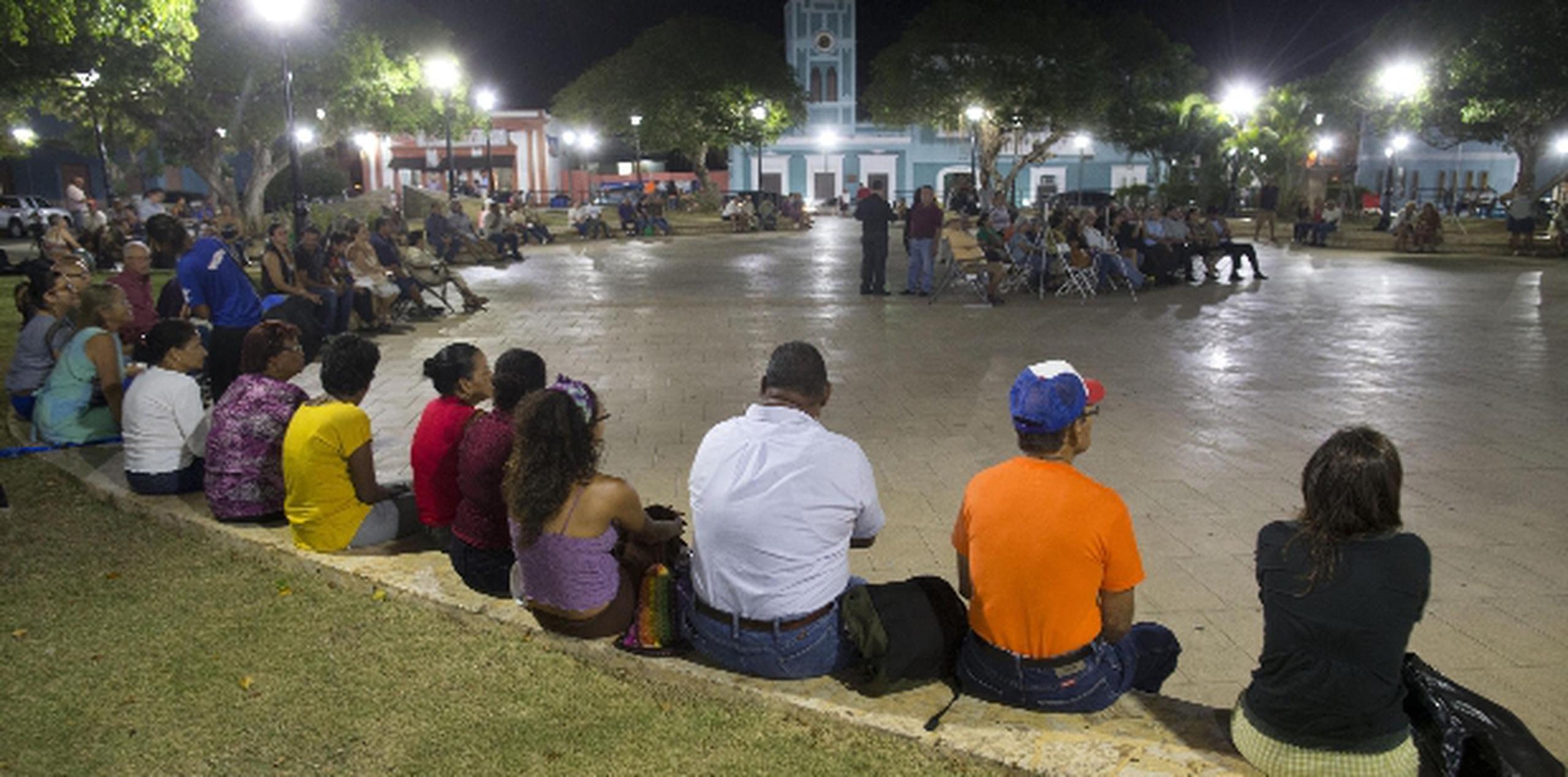 La plaza Isabel II no estaba tan llena como esperaban los organizadores, quienes consideraron que las ausencias eran reflejo no del olvido por la gesta de hace una década, sino por la tristeza de ver que, en todo ese tiempo, poco o nada ha cambiado. (tonito.zayas@gfrmedia.com)