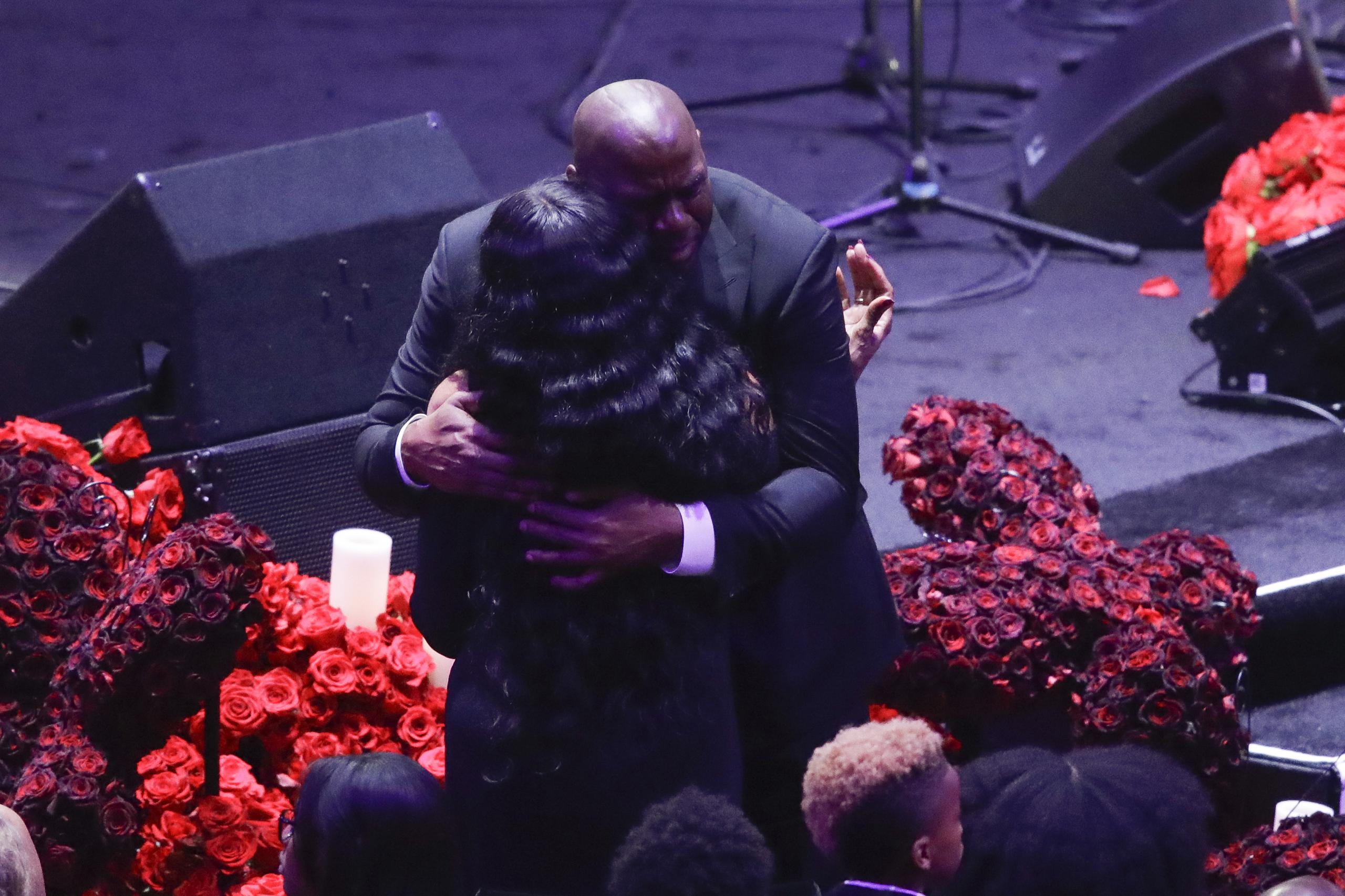 La exestrella de los Lakers de Los Ángeles Magic Johnson abraza a la madre de Kobe Bryant, Pam Bryant, durante un homenaje a fallecido jugador y su hija Gianna, un evento realizado en el Staples Center de Los Ángeles, el lunes 24 de febrero de 2020.