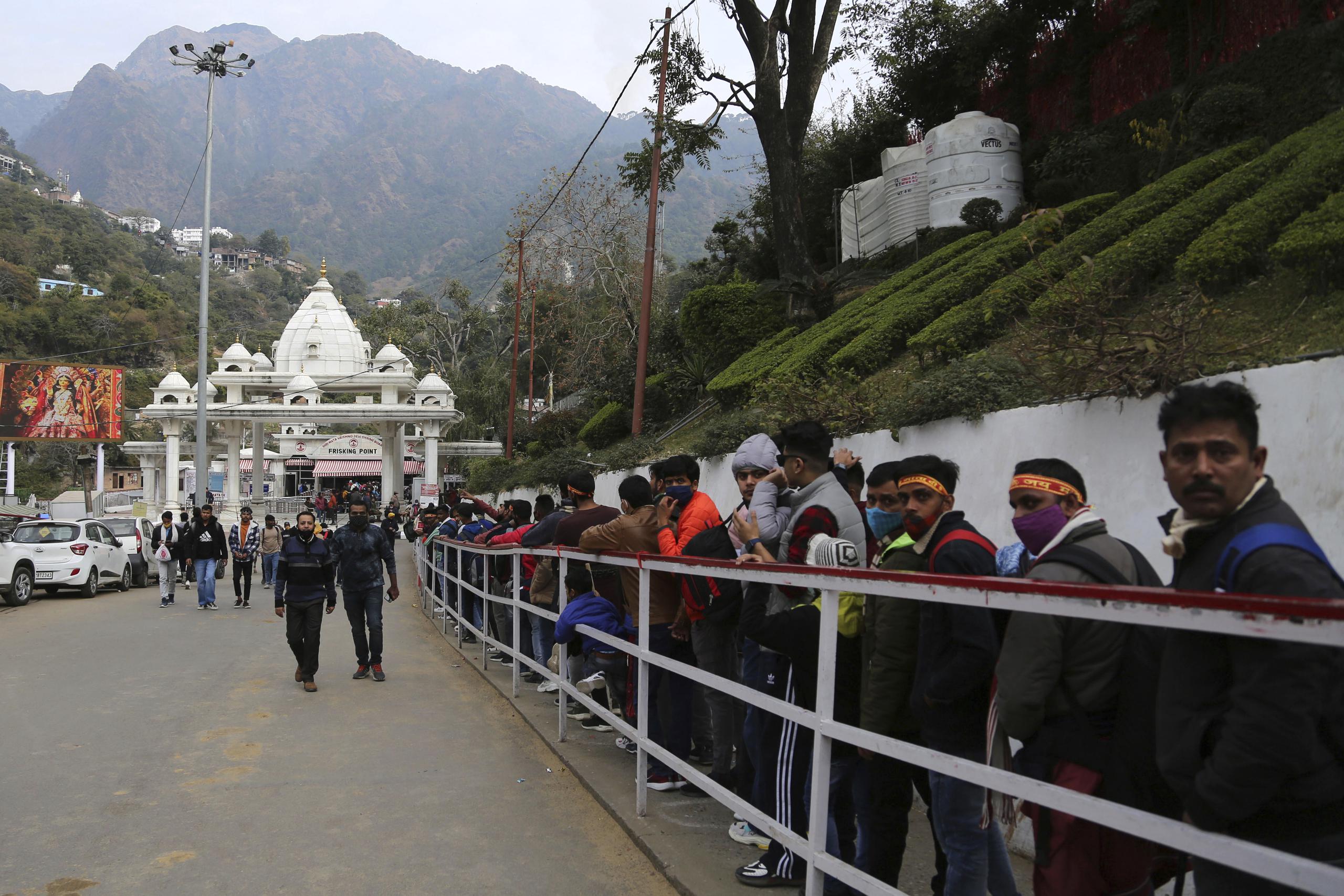 Los devotos hindúes hacen fila para comenzar su caminata hacia la cueva sagrada del santuario Mata Vaishnav Devi luego de una oleada de multitudes fatal, en Katra, India, el sábado 1 de enero de 2022. (Foto AP / Channi Anand)