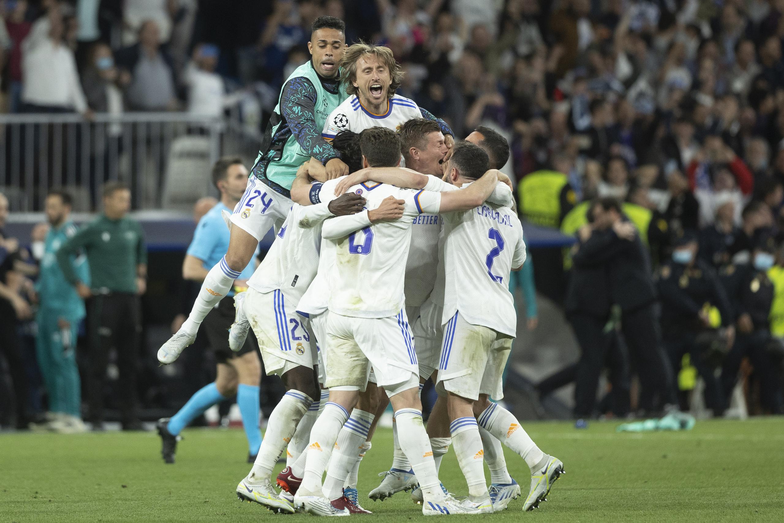 Los jugadores del Real Madrid celebran la victoria al finalizar el partido de semifinales de la Liga de Campeones.