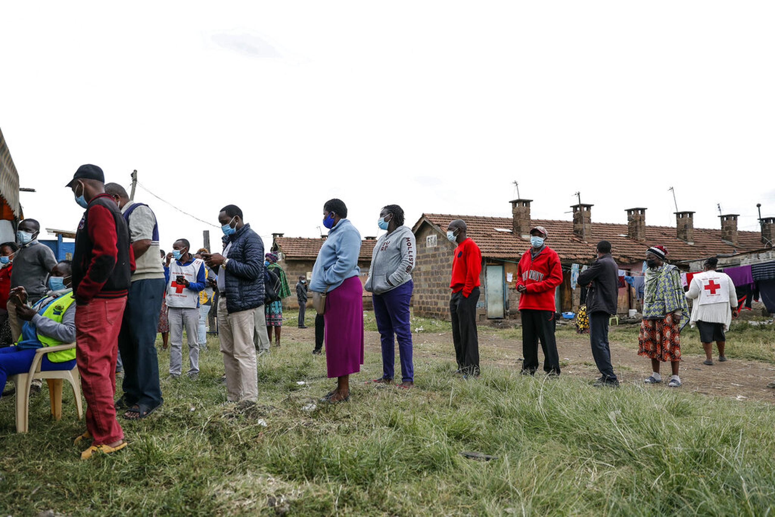 Kenianos hacen fila para recibir la vacuna contra el COVID-19 de AstraZeneca en Nairobi, Kenia, el 14 de agosto de 2021.