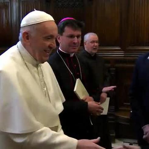 Al Papa Francisco no le gusta que le besen el anillo