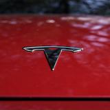 Tesla llama a revisión más de 125,000 vehículos 