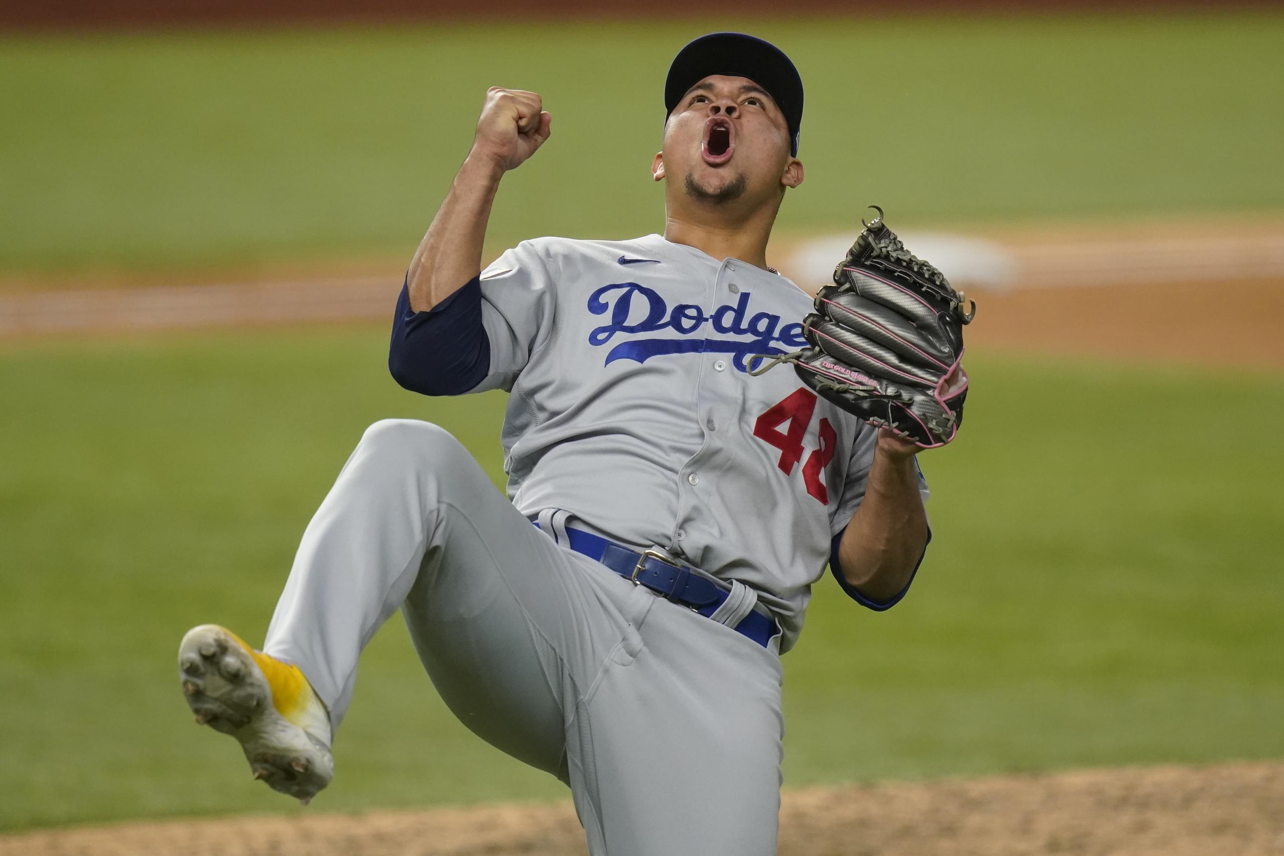 El relevista venezolano Brusdar Graterol, de los Dodgers de Los Ángeles, celebra durante el cuarto juego contra los Rays de Tampa Bay en la Serie Mundial.