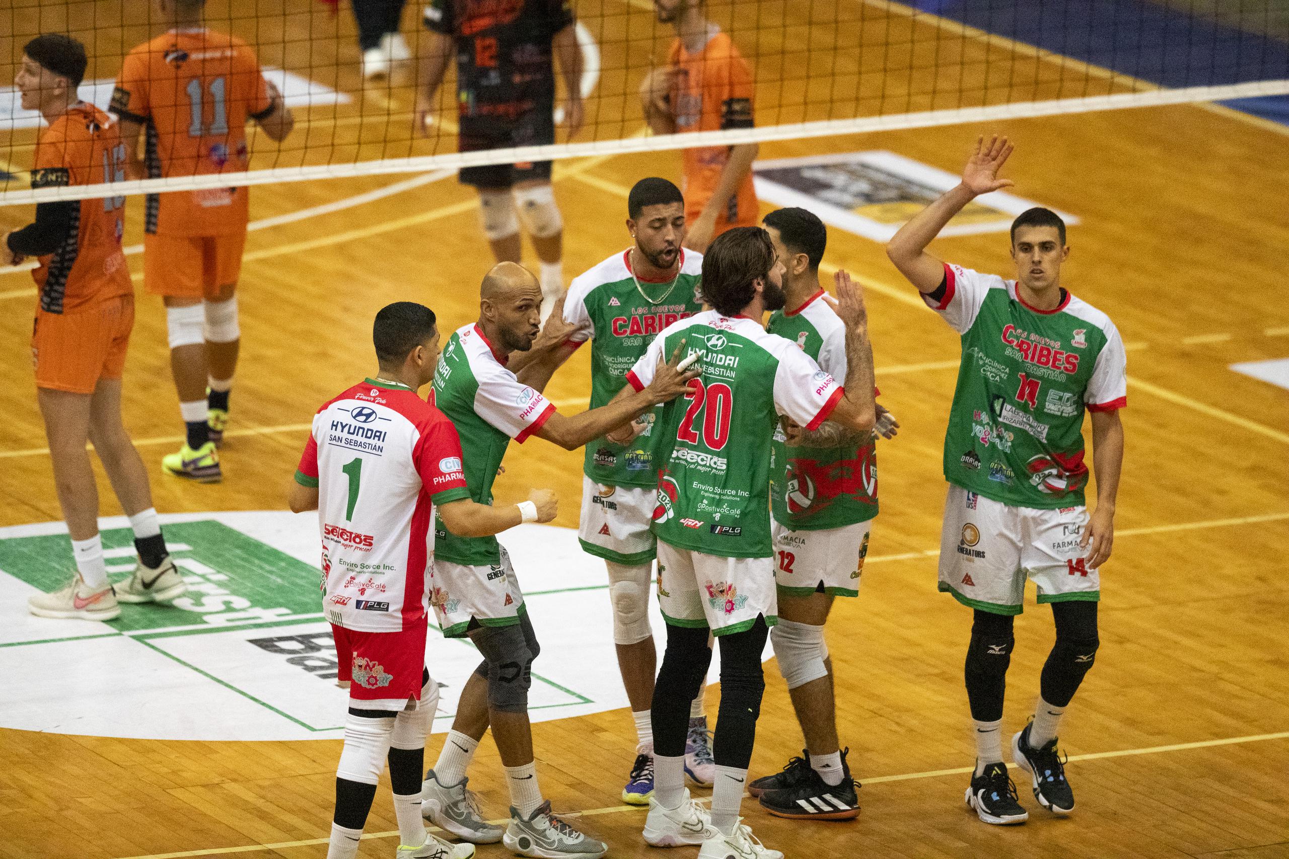 Los jugadores de los Caribes de San Sebastián celebran un punto frente a los Changos de Naranjito en el tercer juego de la serie final del Voleibol Superior Masculino.