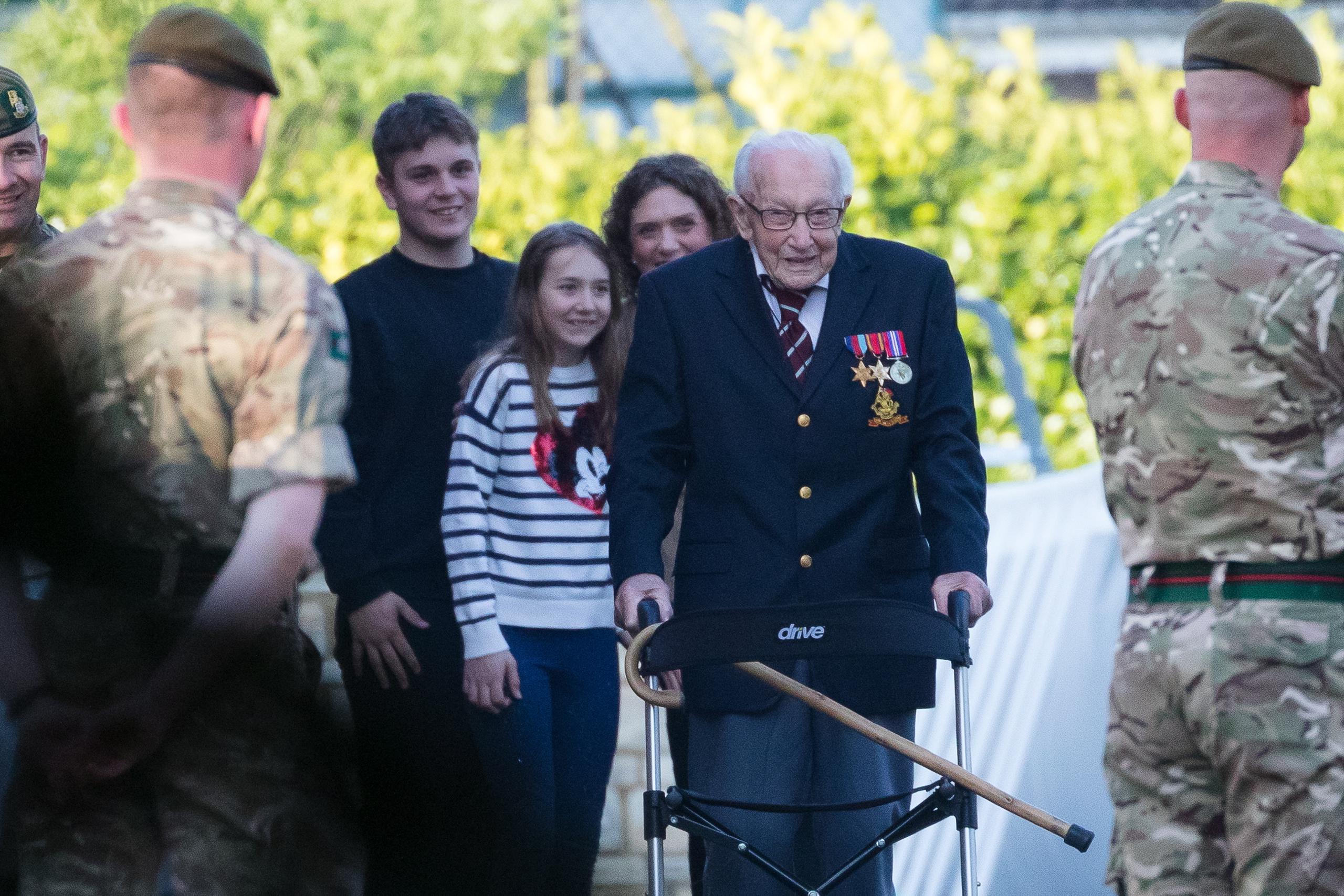 El centenario veterano de la segunda Guerra Mundial Tom Moore, acompañado de su familia.