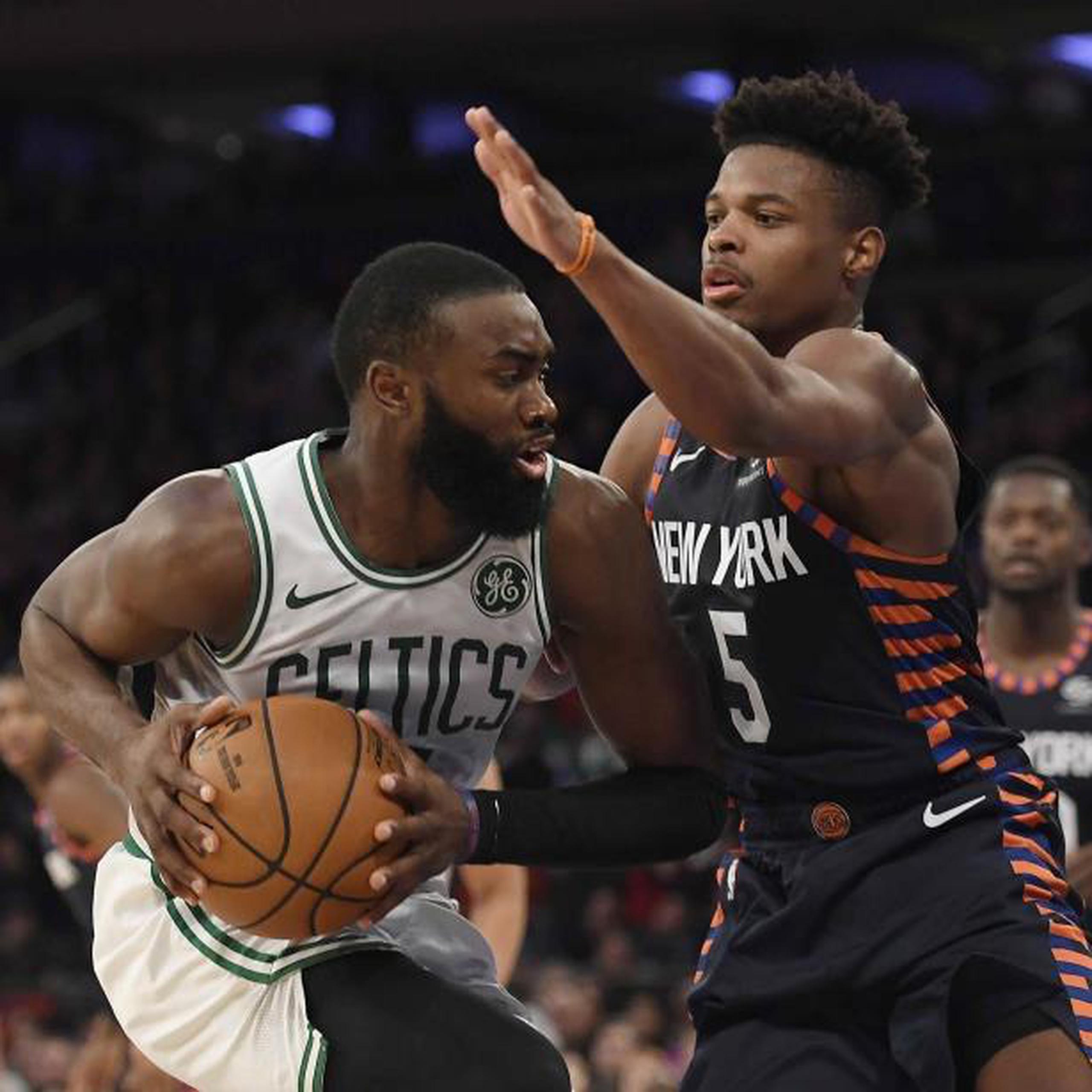 El defensa de los Celtics de Boston, Jaylen Brown, recibe la presión defensiva de Dennis Smith Jr., de los Knicks de Nueva York, durante el encuentro de ayer. (AP / Sarah Stier)