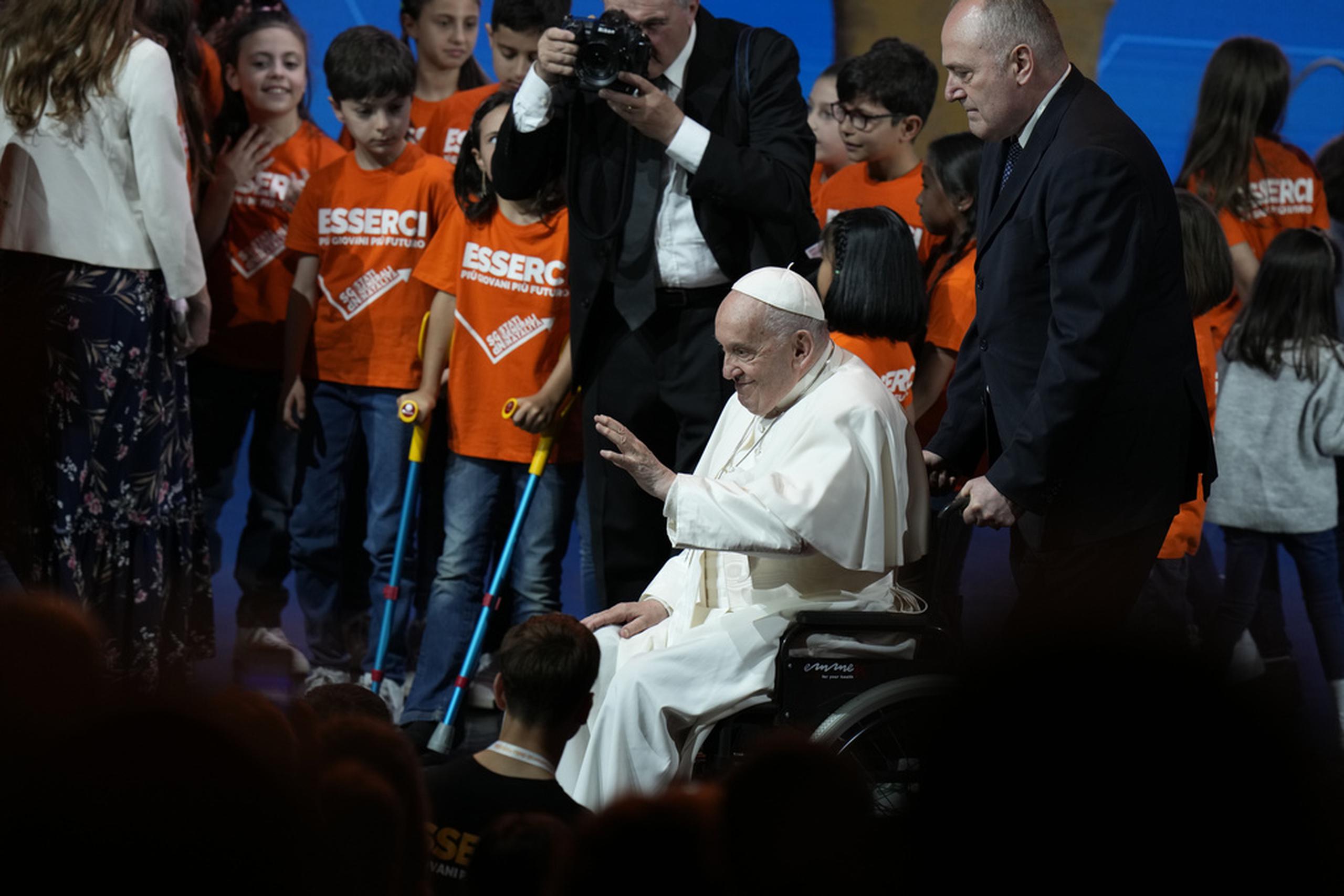 El papa Francisco se marcha después de asistir a una reunión anual de organizaciones profamilia en el Auditorio della Conciliazione, en Roma, el 10 de mayo de 2024.