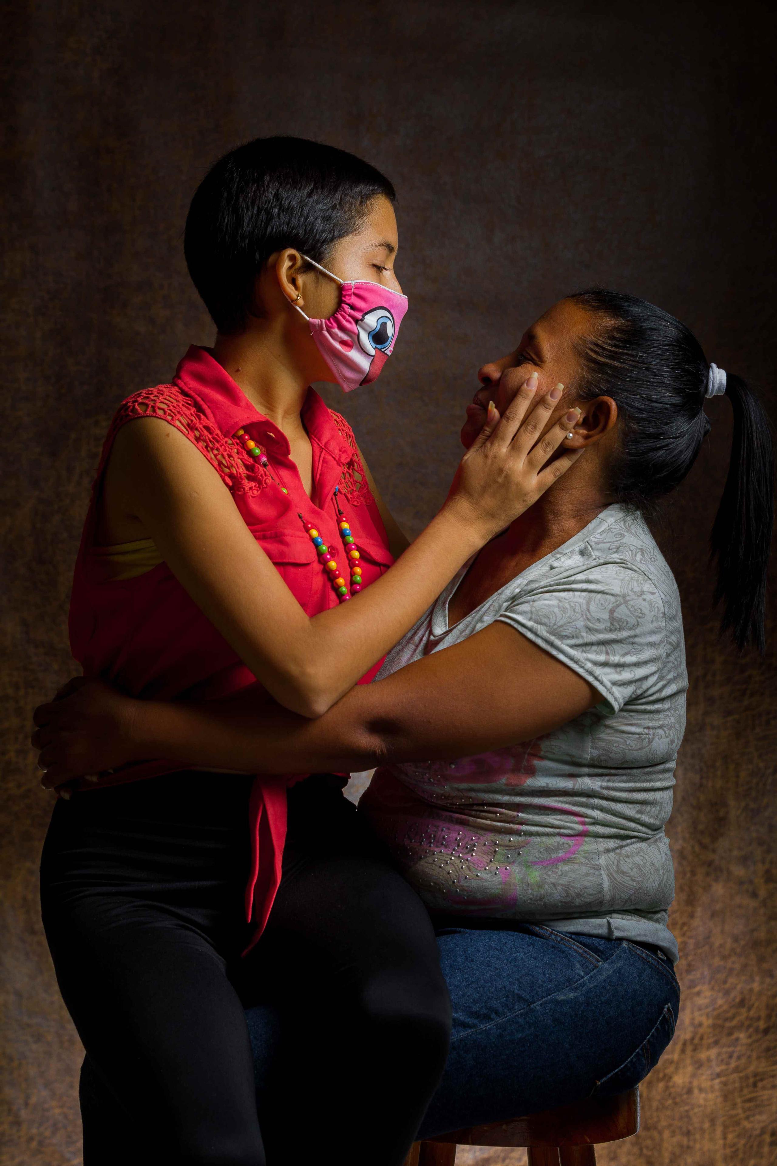 Rosa Colina posa con su hija Cristina, de 17 años. Cristina ha sido diagnosticada con Talasemia mayor, Lupus ertematoso sistémico y Hepatitis C. Está medicada con Exjade y debe realizarse transfusiones cada 21 días. (EFE)