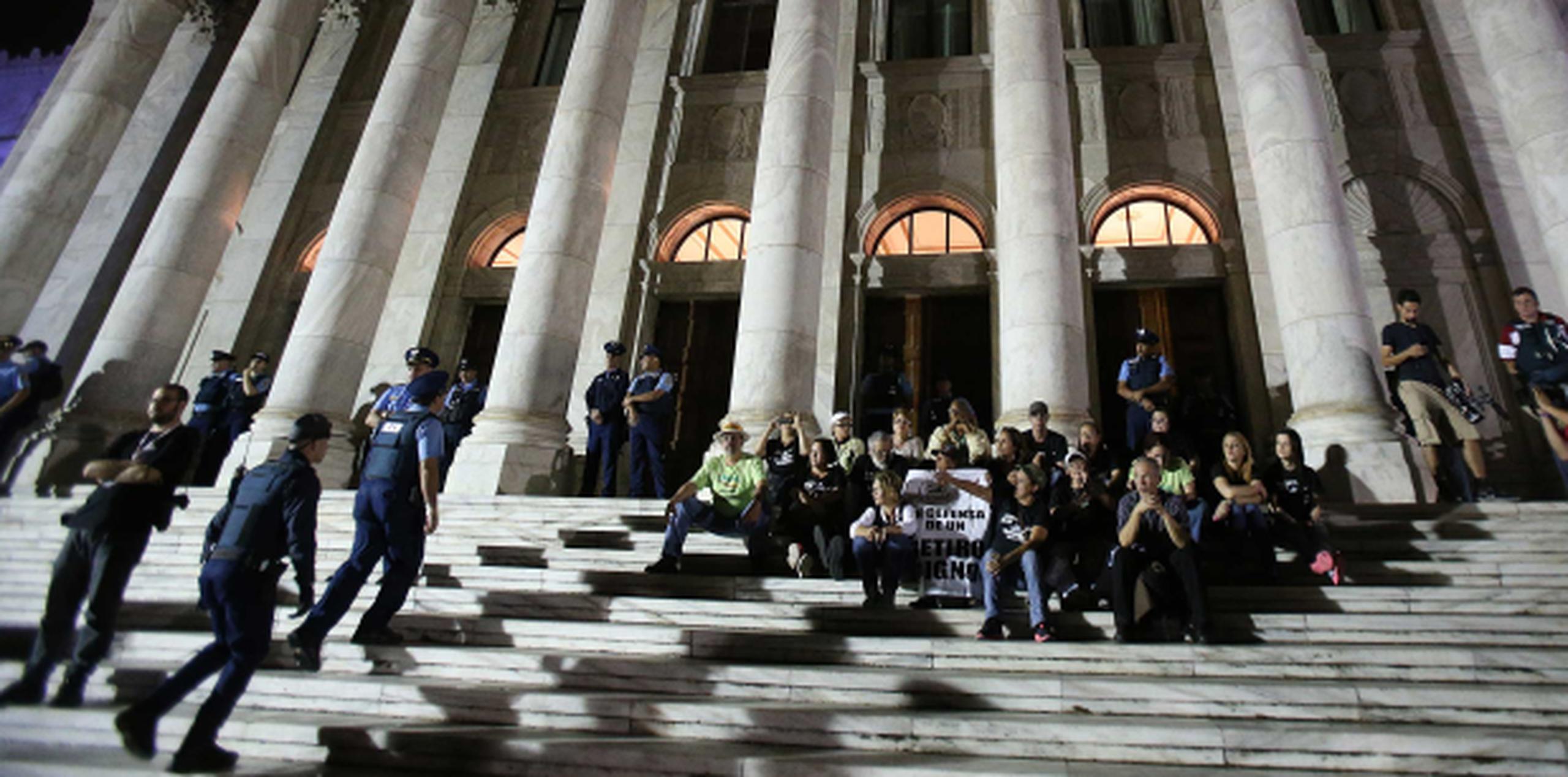 El grupo de maestros de Educamos, dirigido por Eva Ayala, estuvo un rato sentado en las escalinatas del Capitolio tras la aprobación de la medida. (jose.candelaria@gfrmedia.com)