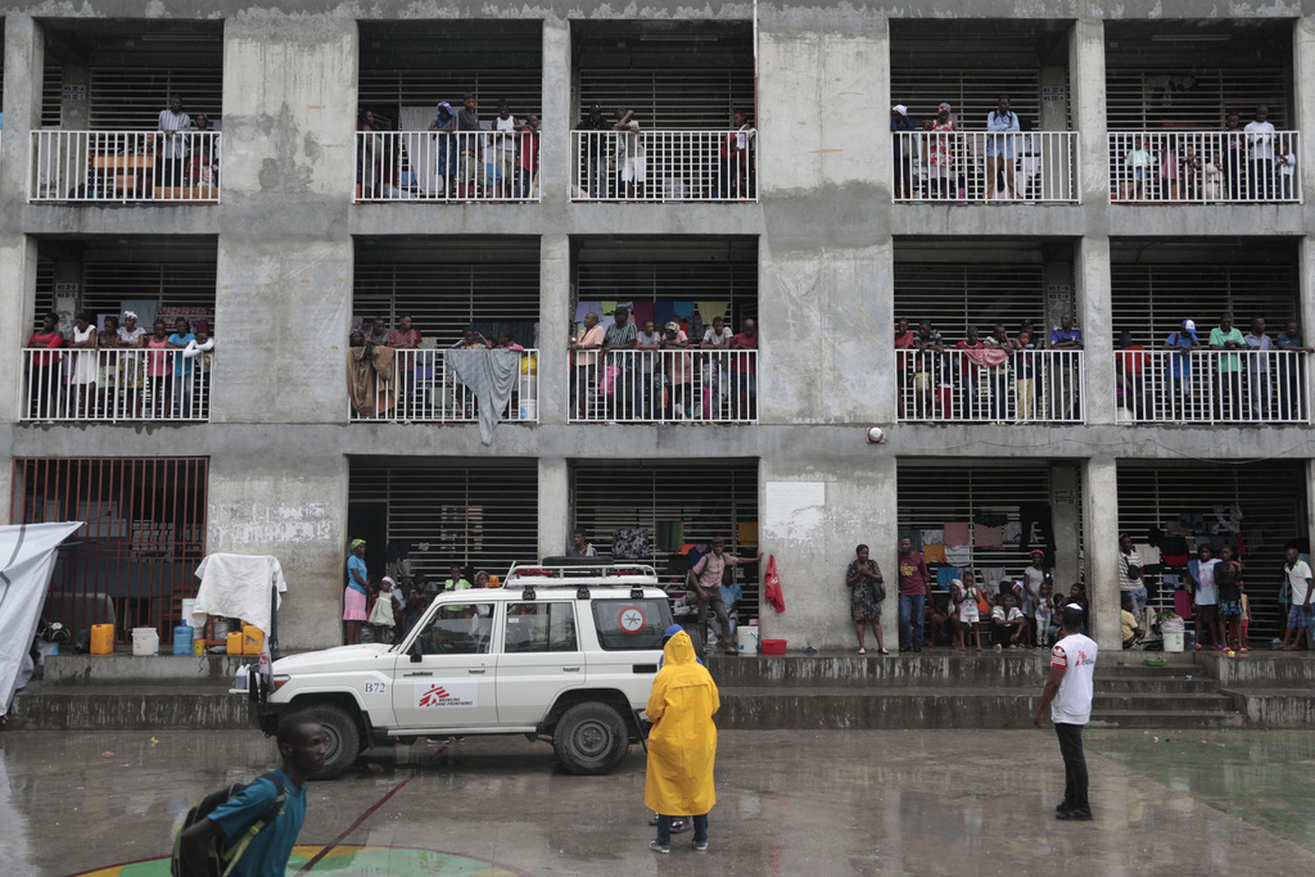 Personas desplazadas miraban el patio interior de una escuela donde se refugiaban debido a la violencia de las pandillas, mientras llovía por la tormenta tropical Franklin en Puerto Príncipe, Haití, el 23 de agosto de 2023.