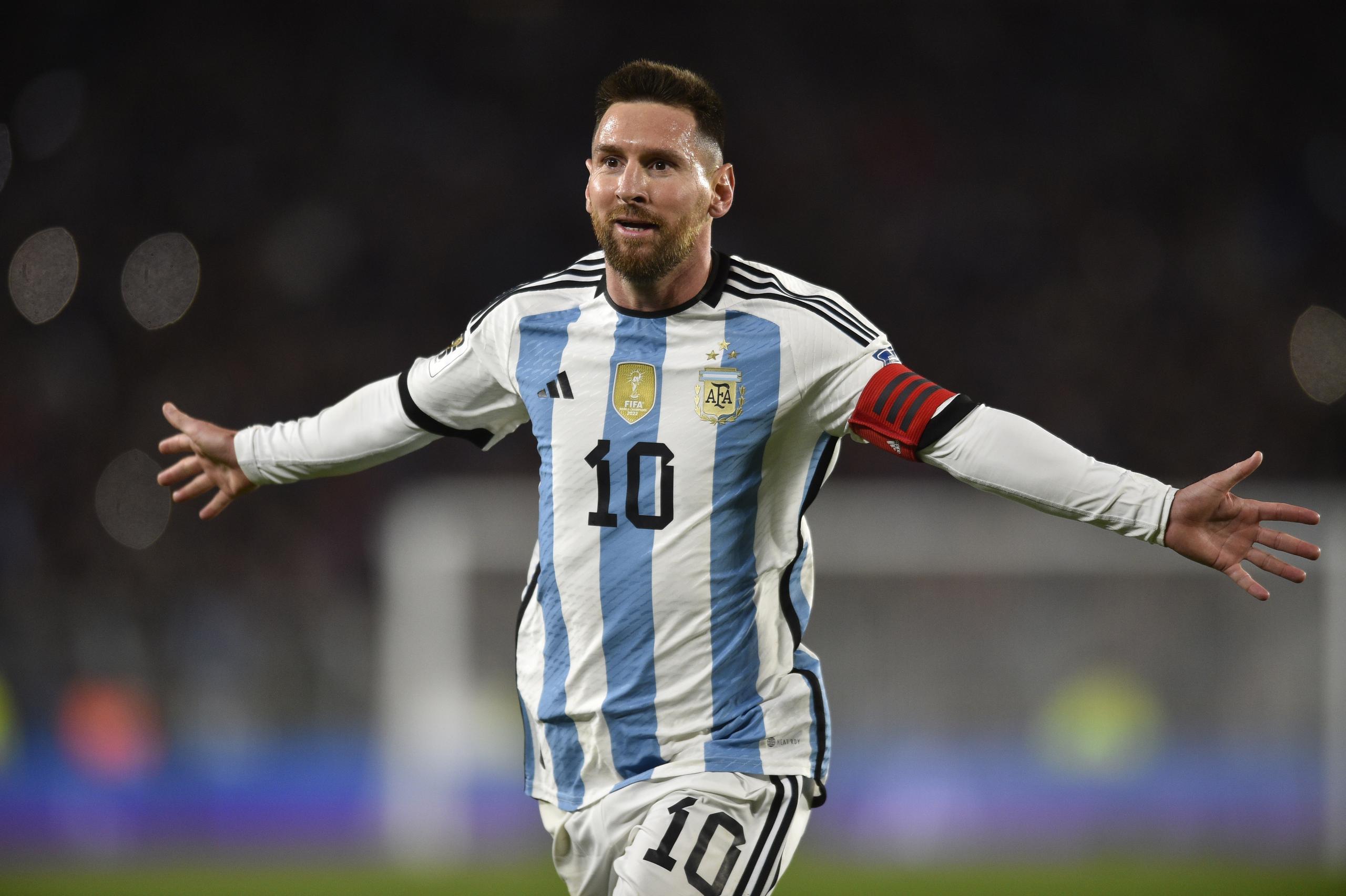 Lionel Messi celebra tras anotar un gol de tiro libre para Argentina ante Ecuador, durante el partido de las eliminatorias sudamericanas para el Mundial 2026.
