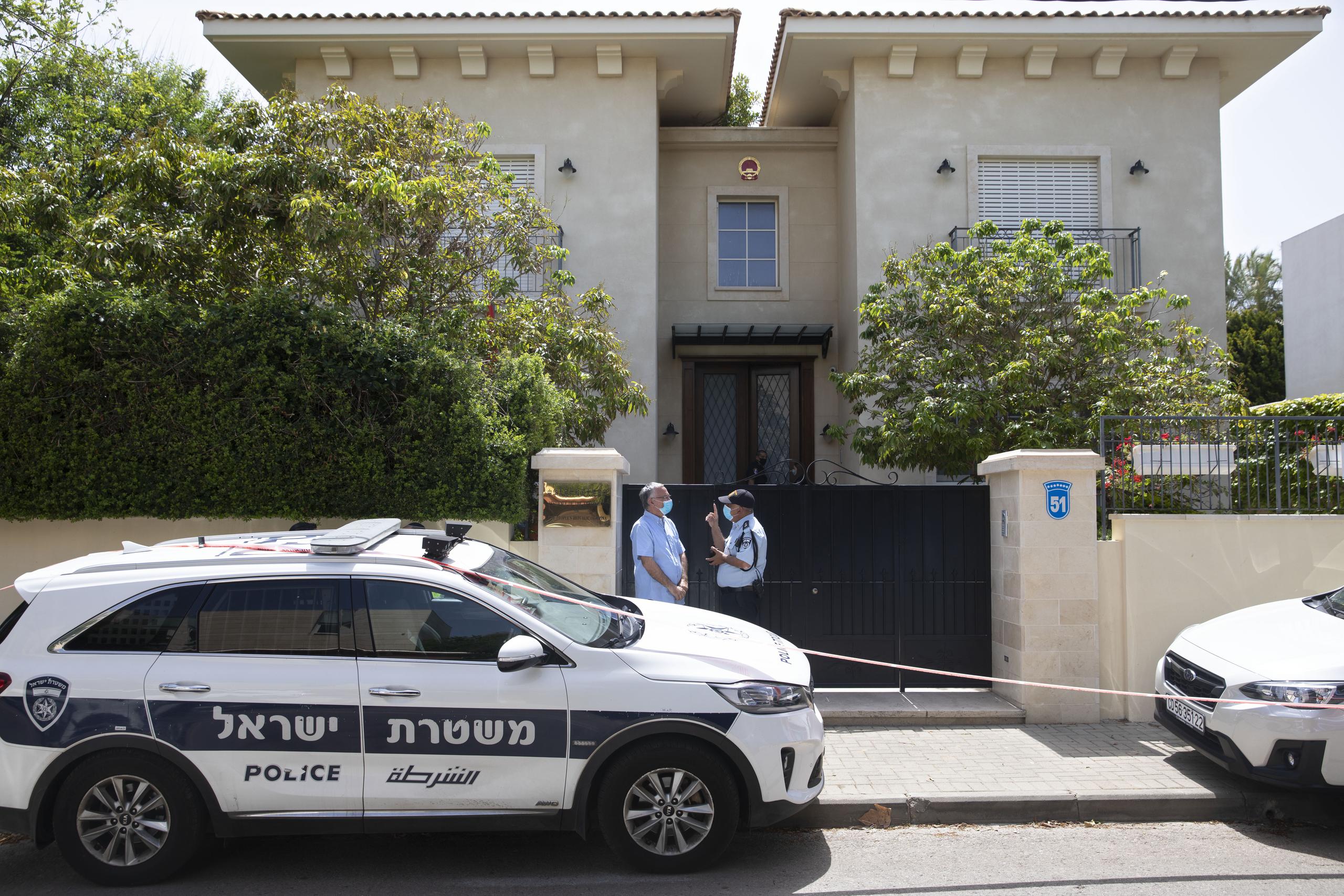 Policías israelíes en medio de la investigación oficial tras la muerte por el embajador chino en Israel.
