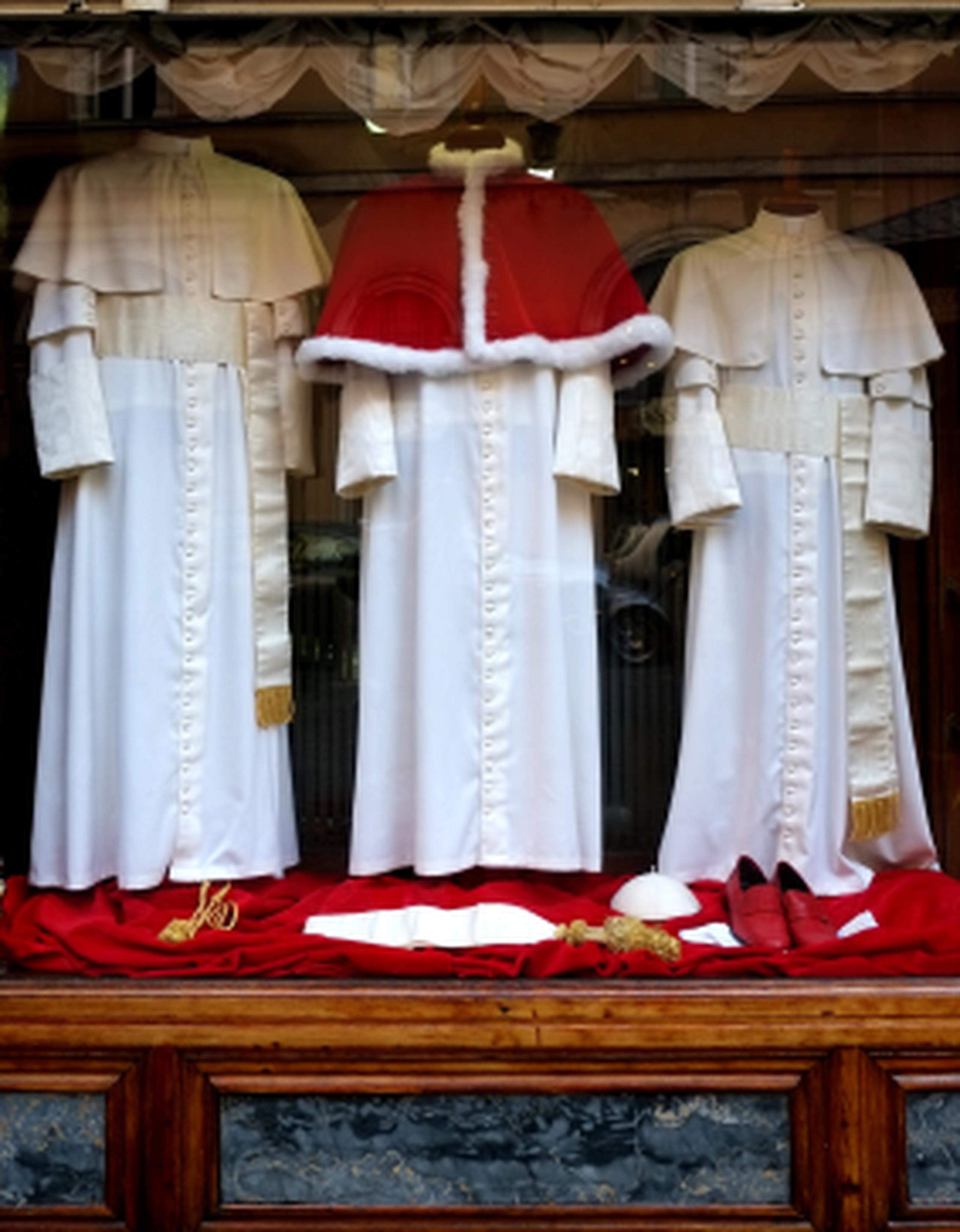 Las vestimentas que utilizará el nuevo papa se exhiben en la vitrina de la sastreria eclesiástica italiana, Gammarelli. (AFP/Alberto Pizzoli)