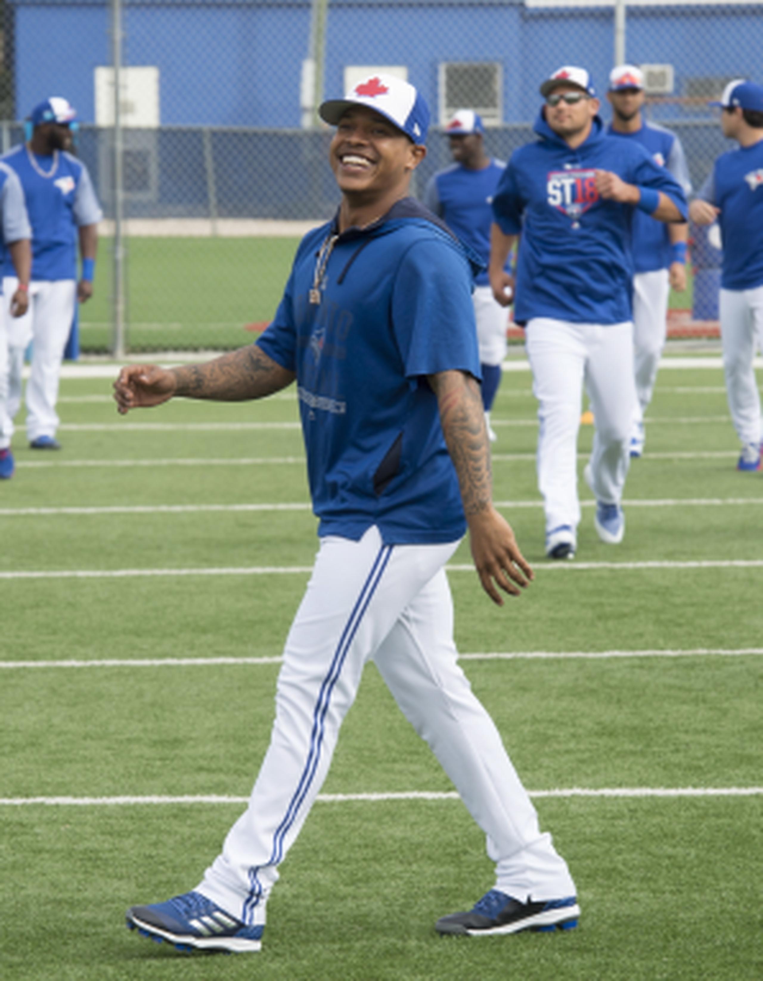 El lanzador Marcus Stroman de los Azulejos de Toronto sonríe durante un entrenamiento en Dunedin, Florida. (AP)