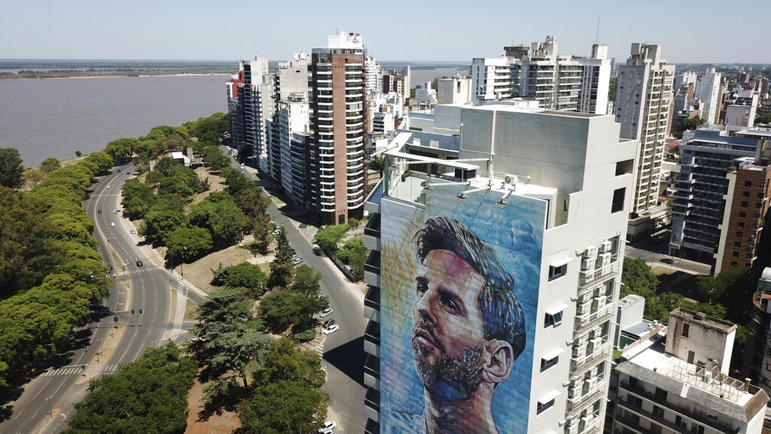 Un mura de Lionel Messi cubre un edificio cerca del río Paraná en Rosario, Argentina.