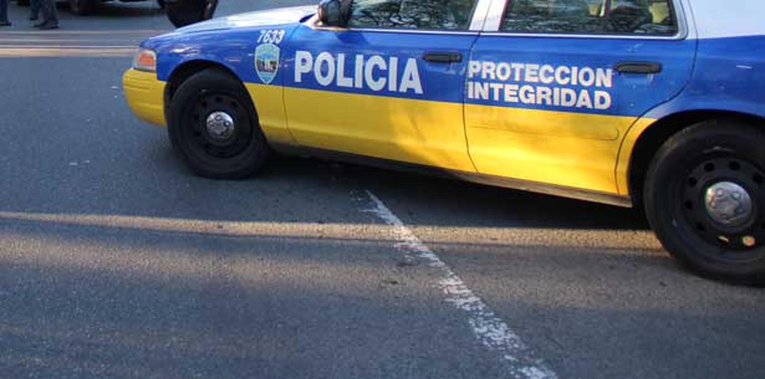 El agente Romero Santiago Berrocal, de Patrullas de Carreteras de Arecibo, investiga el accidente. (Archivo)