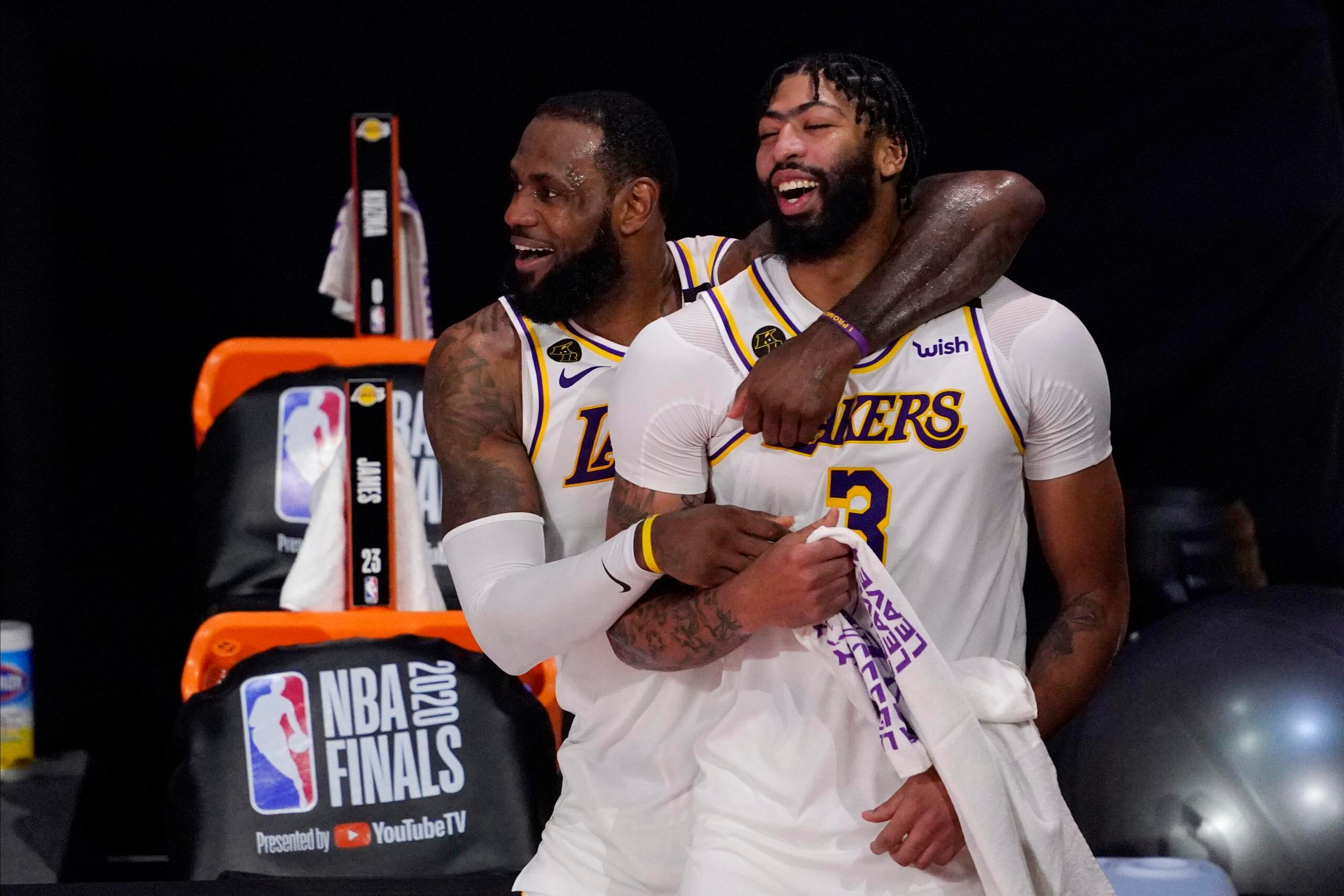 Anthony Davis (3) regresará con los Lakers para continuar jugando al lado de LeBron James.  Davis firmó por cinco temporadas, mientras James extendió su contrato por dos temporadas.