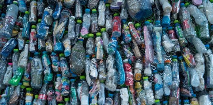 Hasta el próximo domingo, Pom exhibirá una muestra artística con plásticos y residuos para la campaña "Corazón para el océano: libérate del plástico" de la ONG Greenpeace en el Centro de Arte y Cultura de Bangkok (BACC, en su siglas en inglés).