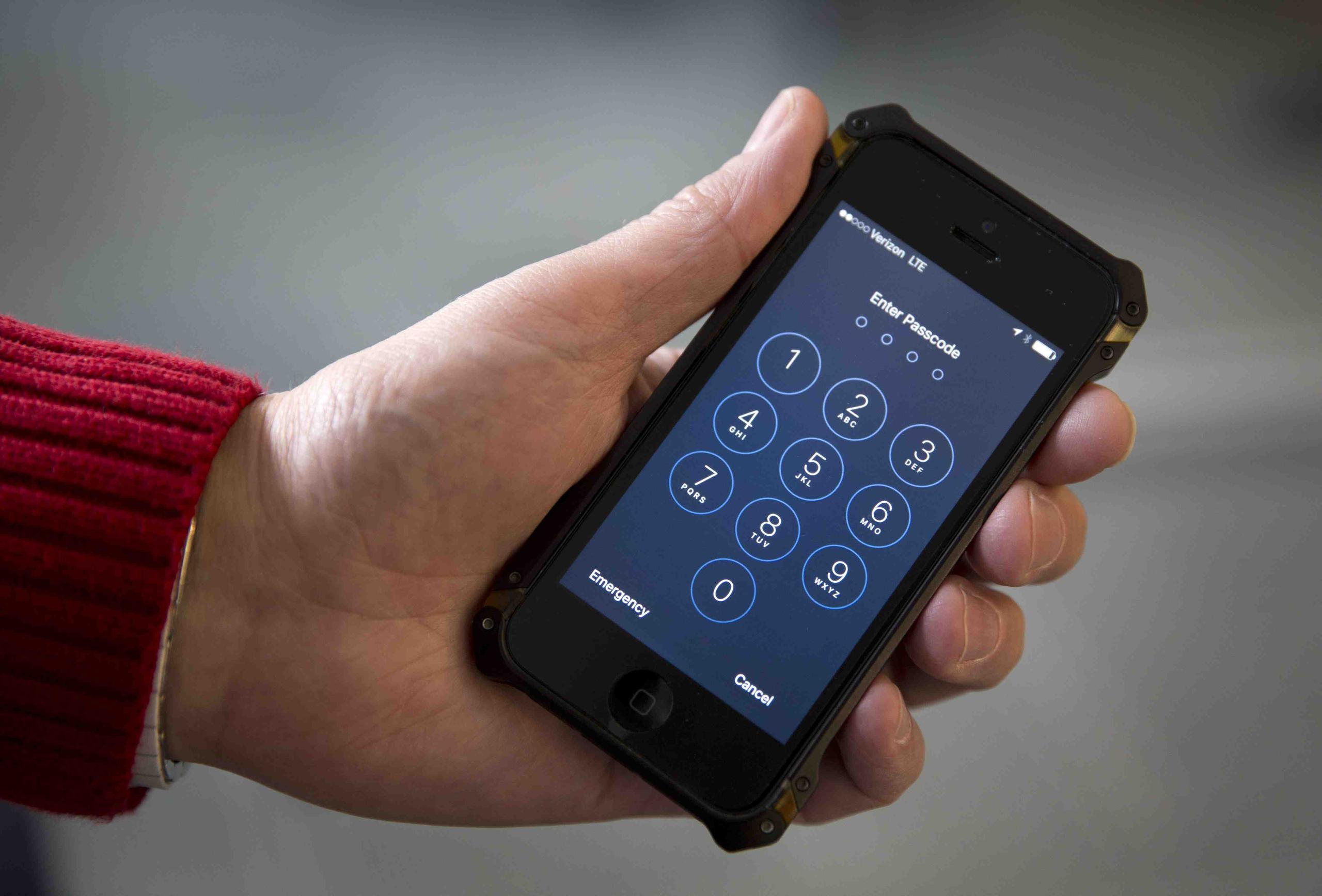 FBI insiste que el código que le pide a Apple funcionaría solo con ese teléfono y quedaría en poder de la empresa. (AP)