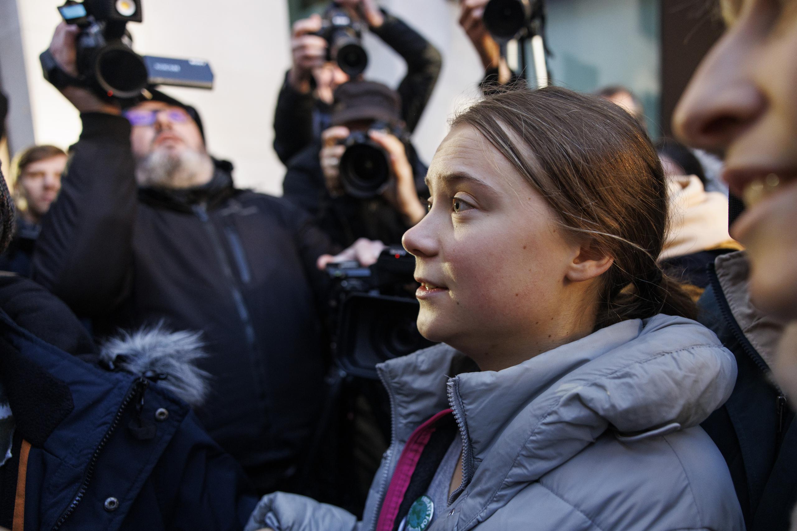 La activista sueca no hizo declaraciones a los numerosos medios de comunicación congregados a la entrada de la Corte. (EFE/EPA/TOLGA AKMEN)